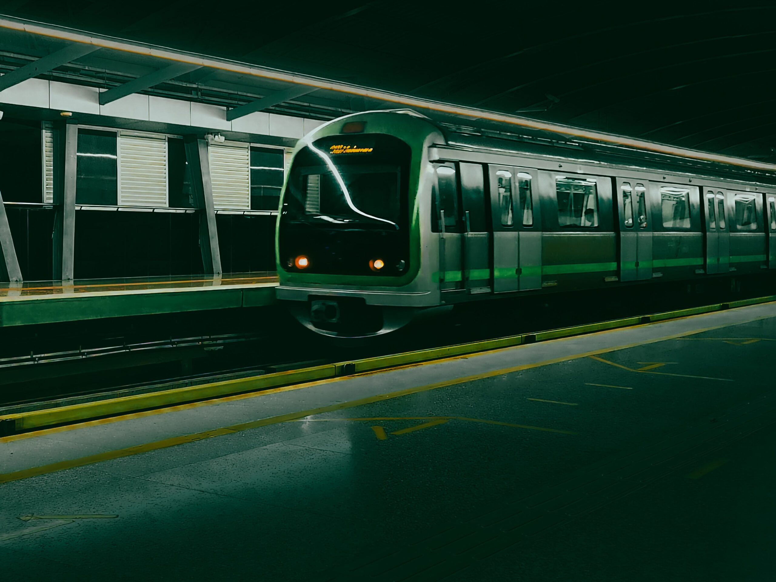 Ein Zug der Namma Metro steht an einem Bahnsteig in Bangalore.