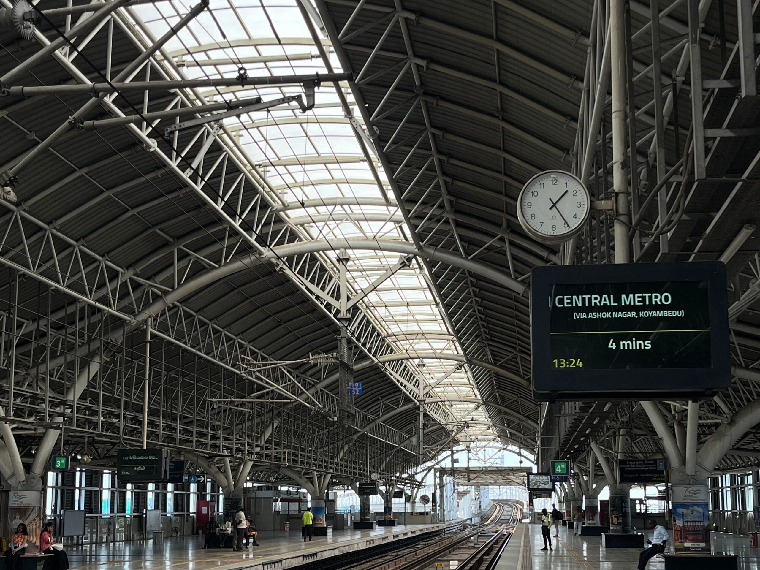 Eine Fahrgastanzeige am Hochbahnhof kündigt einen Zug in Richtung Chennai Central an.