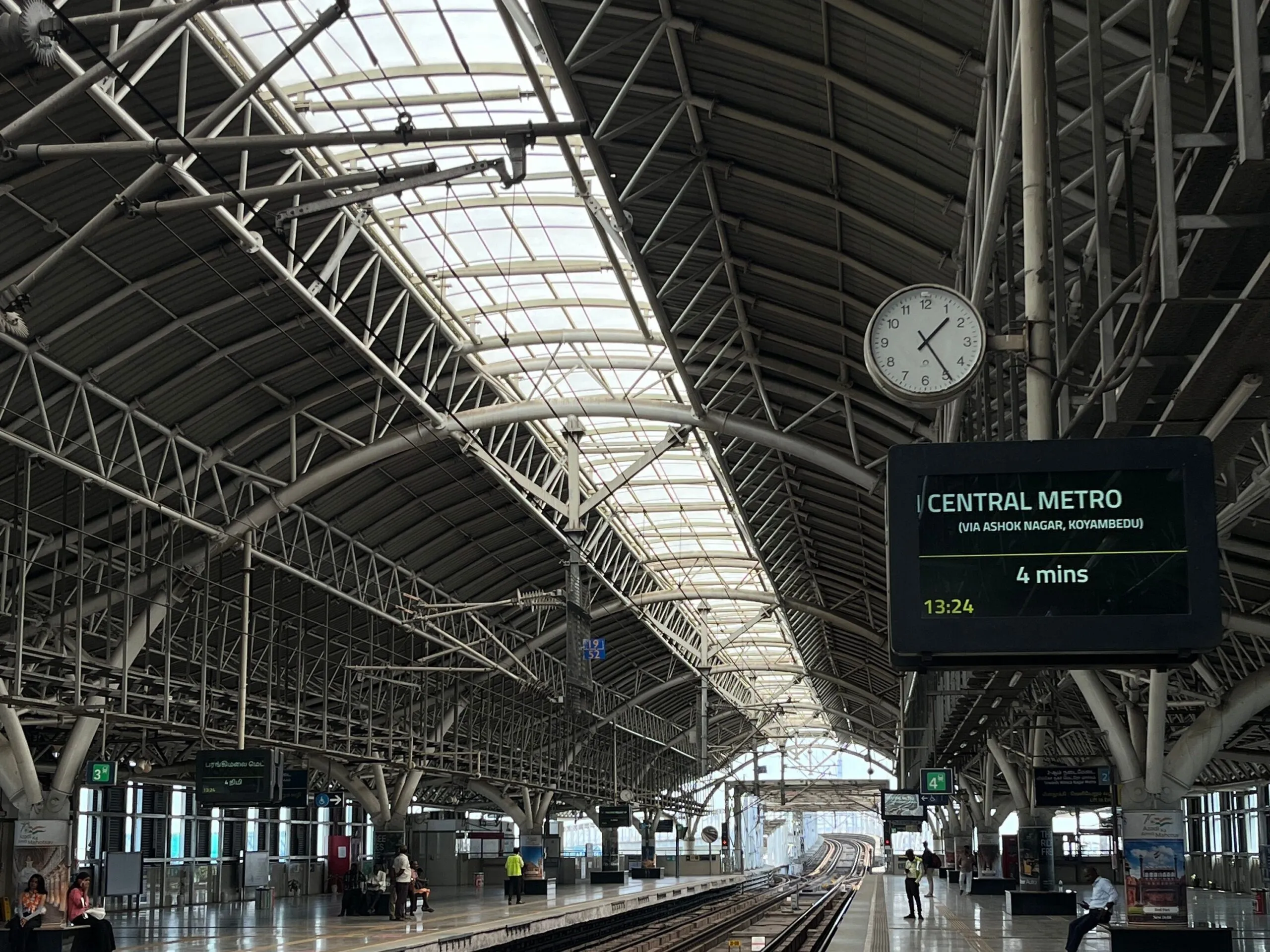 Eine Fahrgastanzeige am Hochbahnhof kündigt einen Zug in Richtung Chennai Central an.