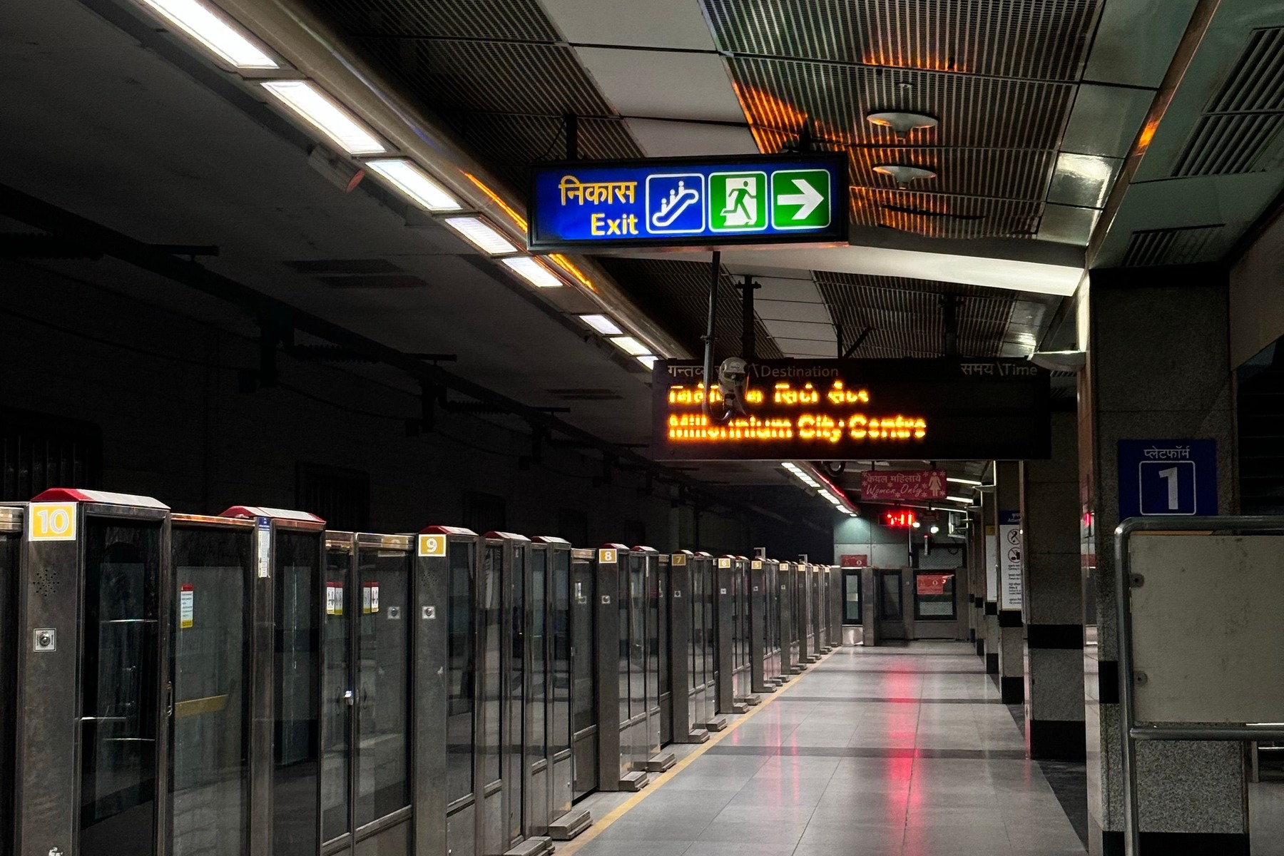Ein leerer Bahnsteig an einer Station der Delhi Metro ist für den Fahrgastbetrieb vorbereitet.