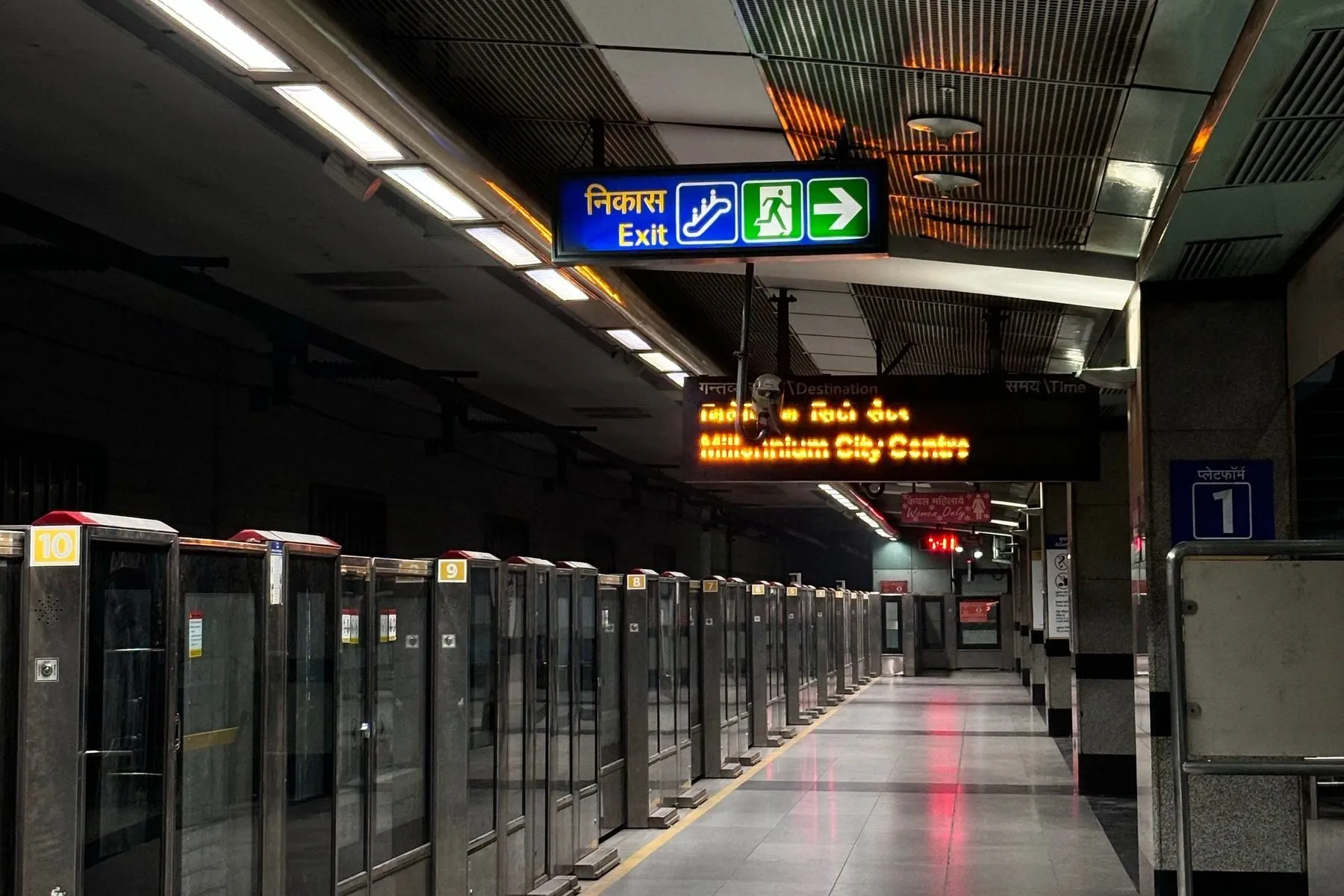 Ein leerer Bahnsteig an einer Station der Delhi Metro ist für den Fahrgastbetrieb vorbereitet.