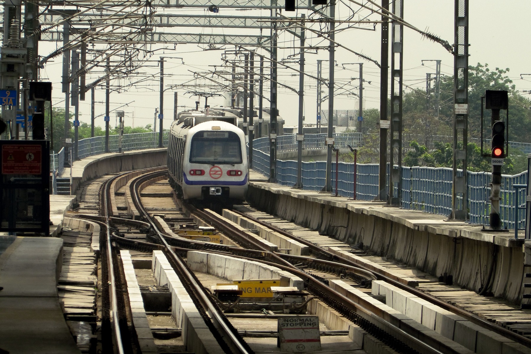 Ein Zug der Metro in Delhi nähert sich auf einer Hochbahnstrecke in Neu-Delhi.