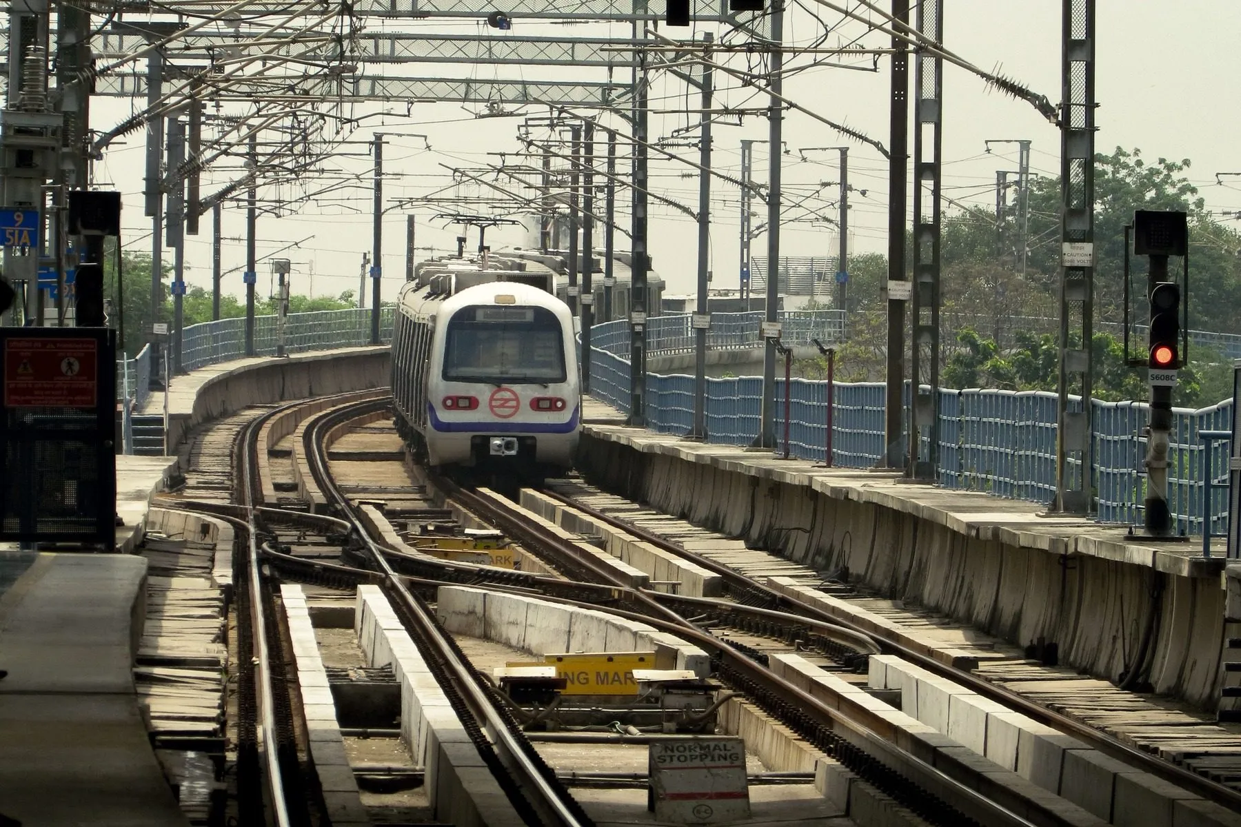 Ein Zug der Metro in Delhi nähert sich auf einer Hochbahnstrecke in Neu-Delhi.