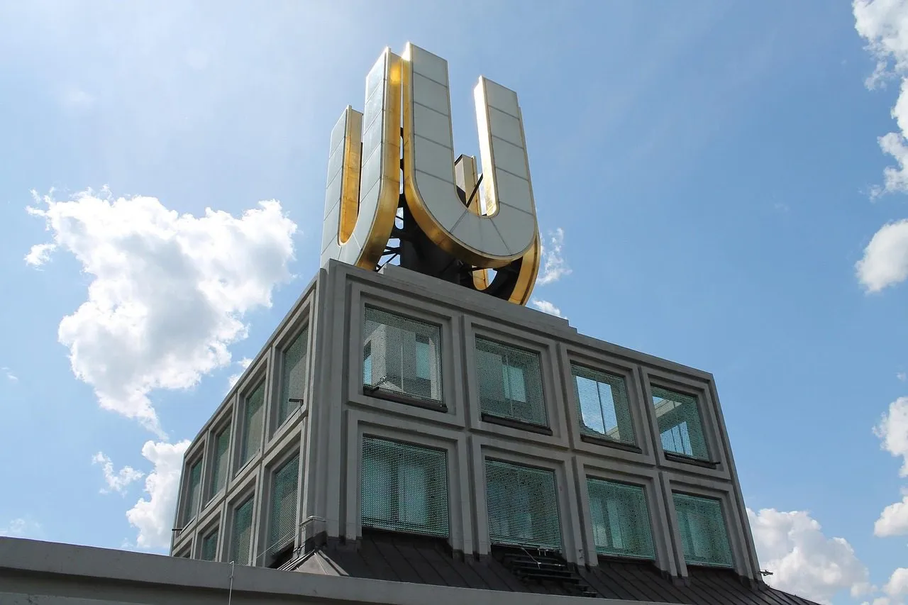 Auf dem Bild sieht man das goldene U auf dem Dortmunder U nahe der Stadtbahn.