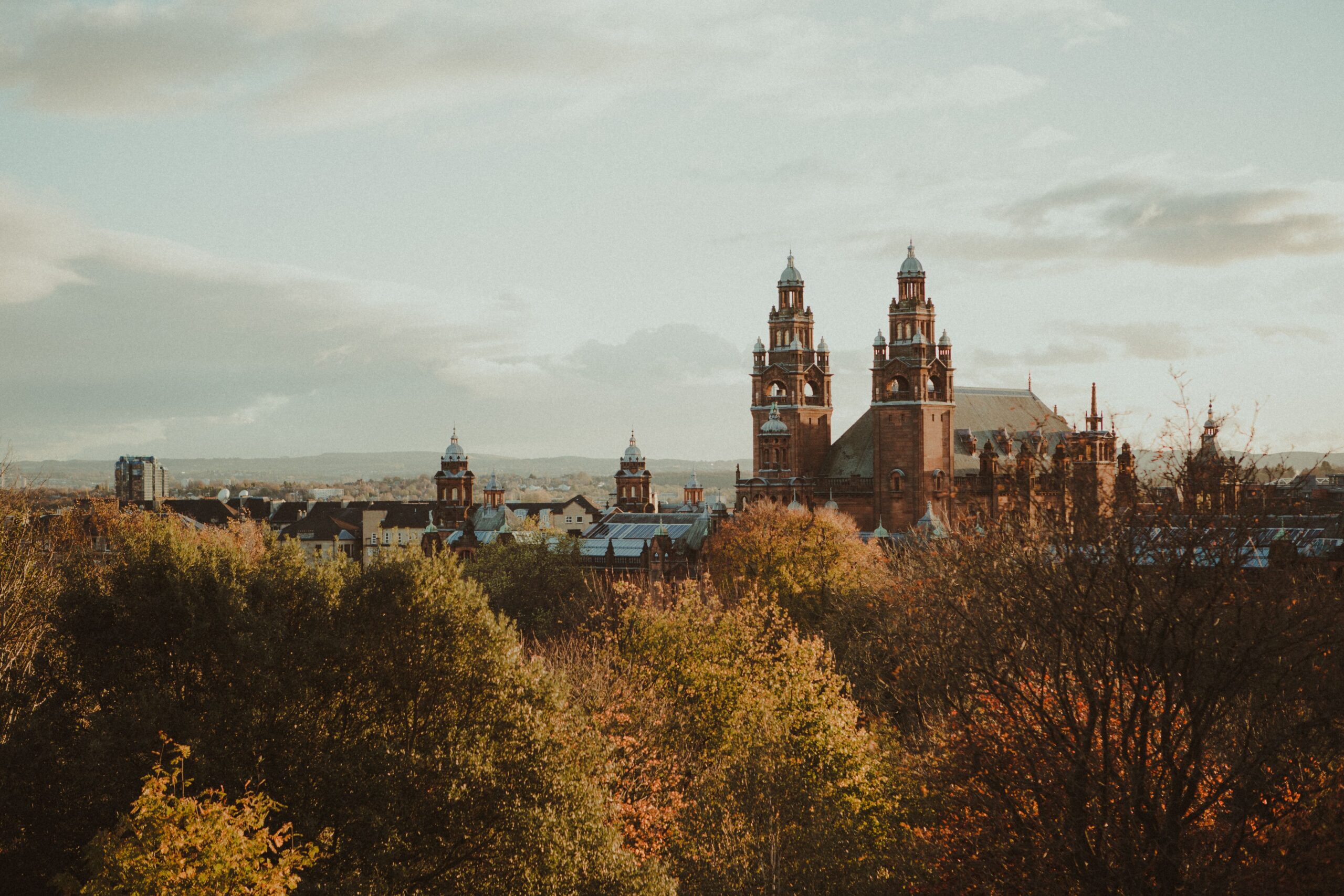 Das Bild zeigt das Kelvingrove Art Gallery and Museum nahe der Subway-Station Kelvinhall im West End von Glasgow.