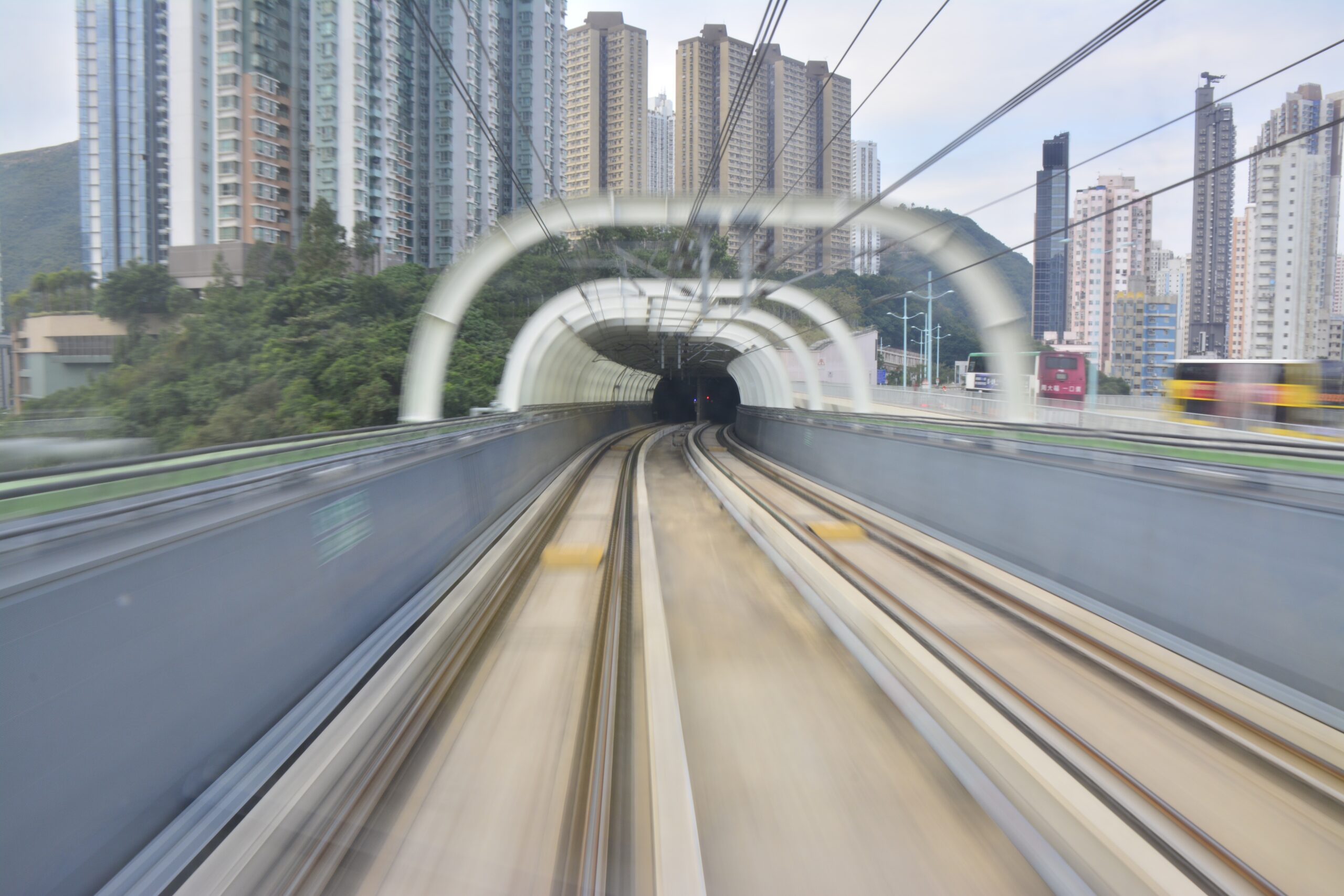 Auf dem Bild sehen Sie MTR-Gleise vor einem Tunnel als Motiv zum Hongkong-Metro-Plan.