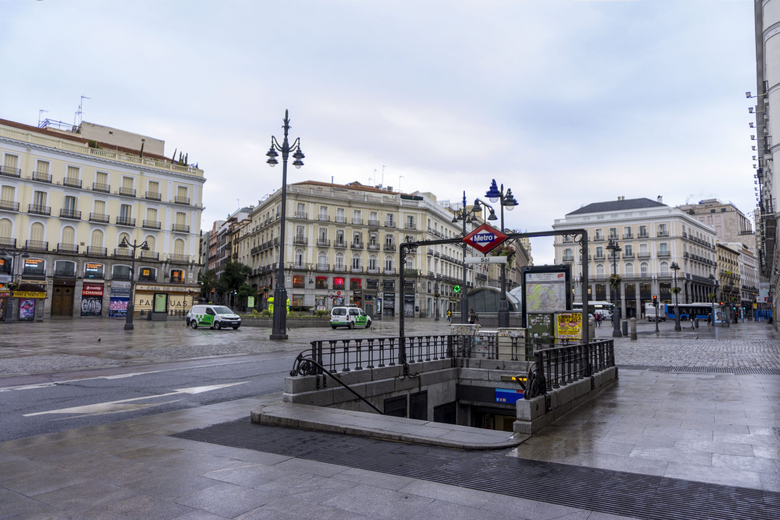 Auf dem Bild sieht man den Eingang einer Station der U-Bahn in Madrid an der Puerta del Sol mit dem rautenförmigen Metro-Schild.
