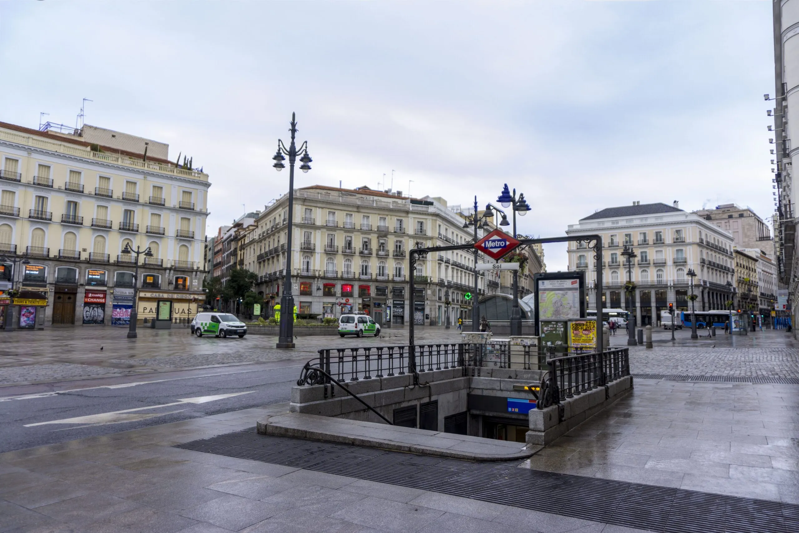 The image shows the entrance to a Madrid subway station at Puerta del Sol.