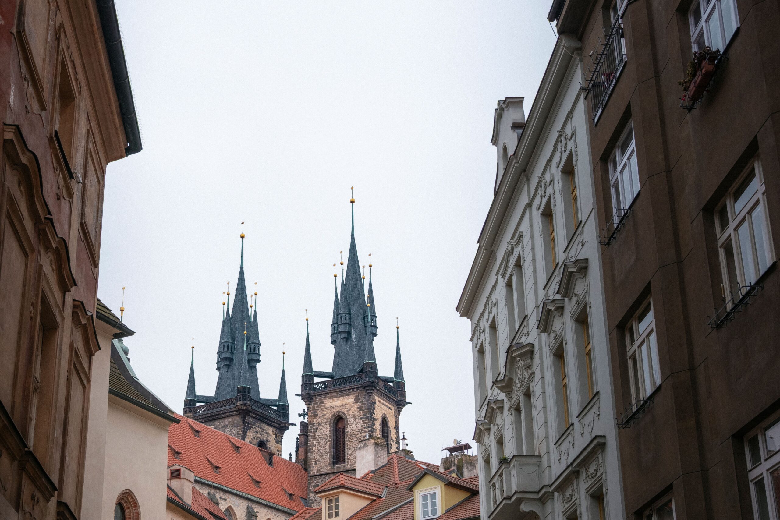 Auf dem Bild sieht man die Türme der Teynkirche in der Prager Altstadt, die von der Station Staroměstská der U-Bahn Prag zu Fuß erreichbar ist.
