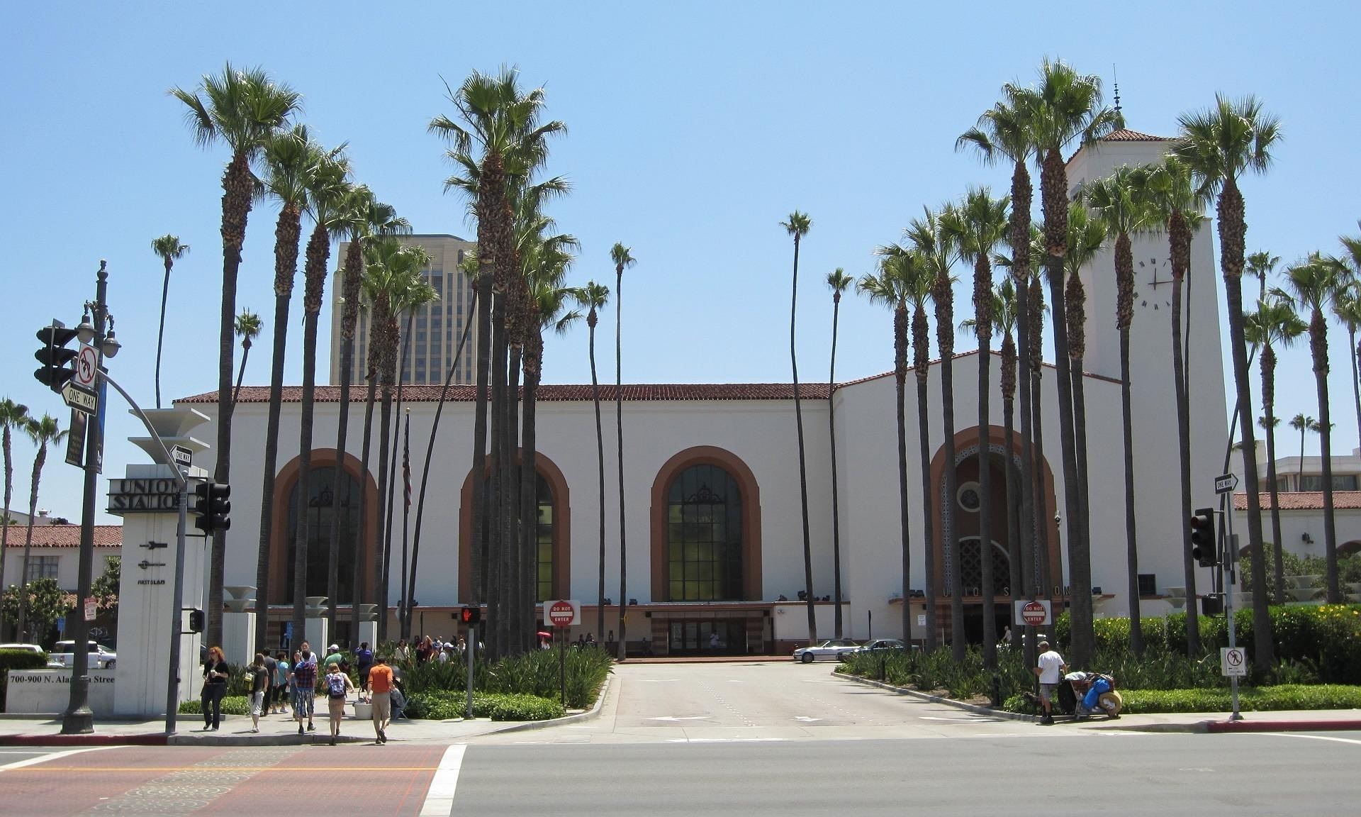 Die spanisch anmutende Fassade der Union Station prägt einen wichtigen Umsteigepunkt im Metroplan von Los Angeles für die Linien B und D.