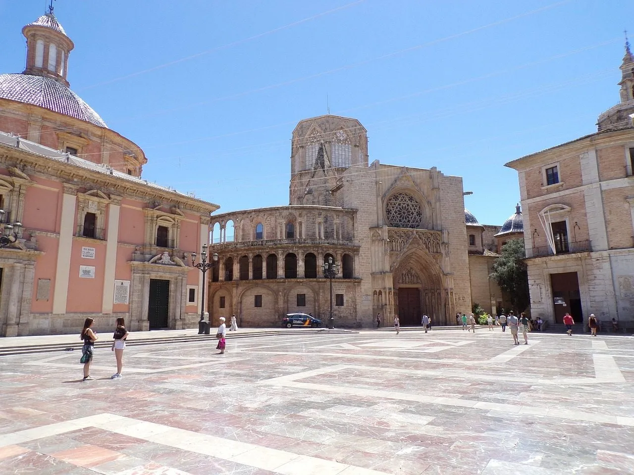 Auf dem Bild sieht man die Kathedrale und den Platz in der Altstadt von Valencia, die mit der Metrovalencia erreichbar sind.