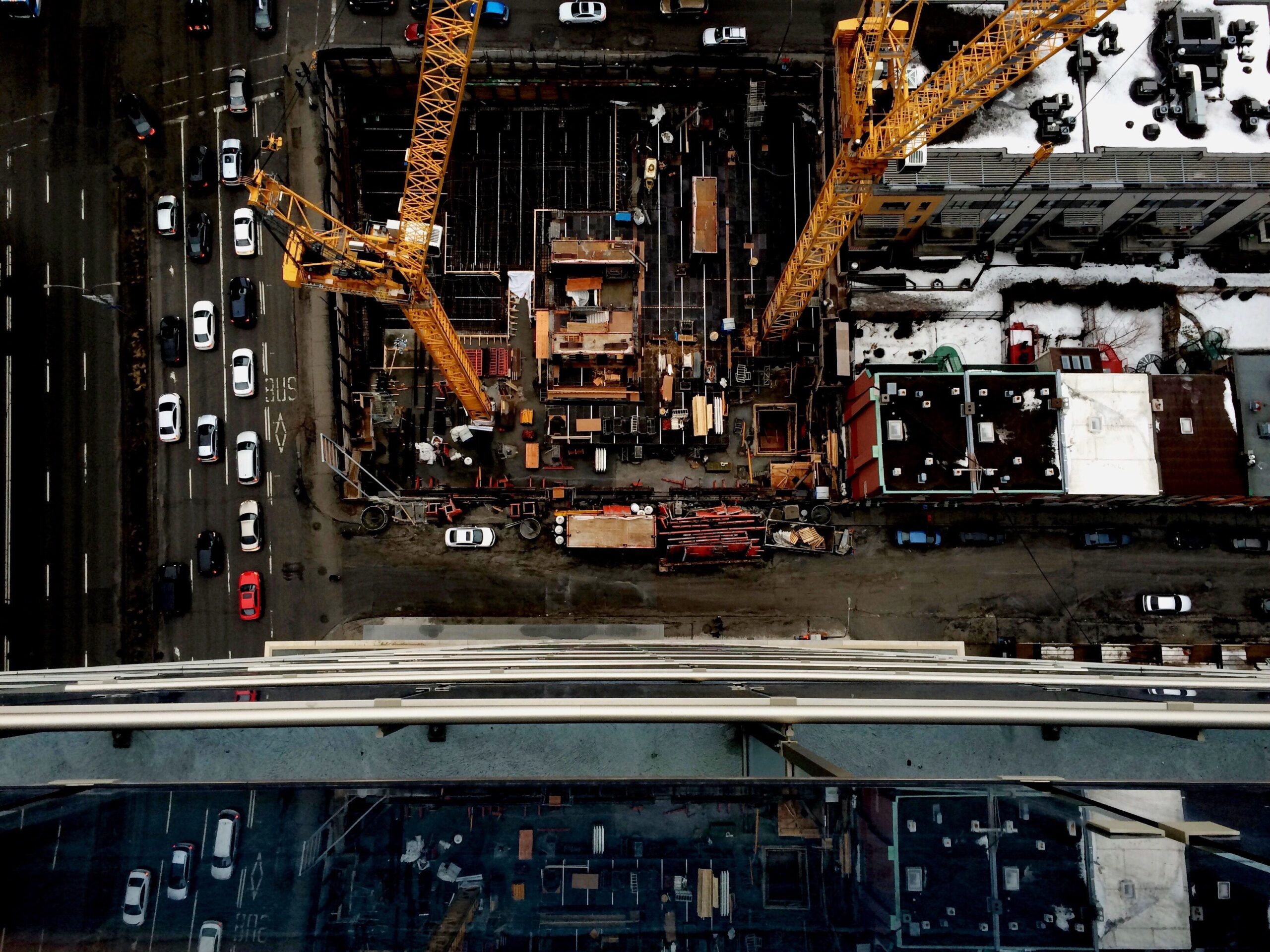 Eine verschneite Baustelle mit Turmkränen an einer Straße dient als Symbolbild für die Ausbauprojekte der Montreal-Metro.