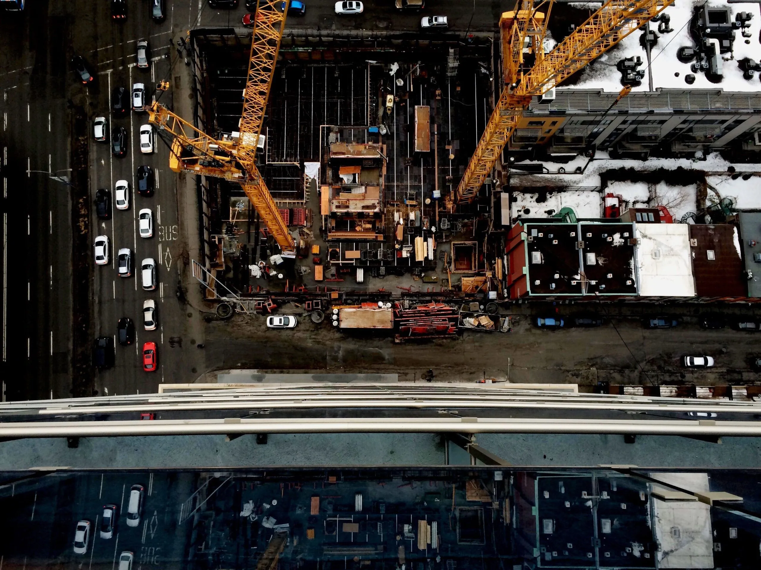 Eine verschneite Baustelle mit Turmkränen an einer Straße dient als Symbolbild für die Ausbauprojekte der Montreal-Metro.