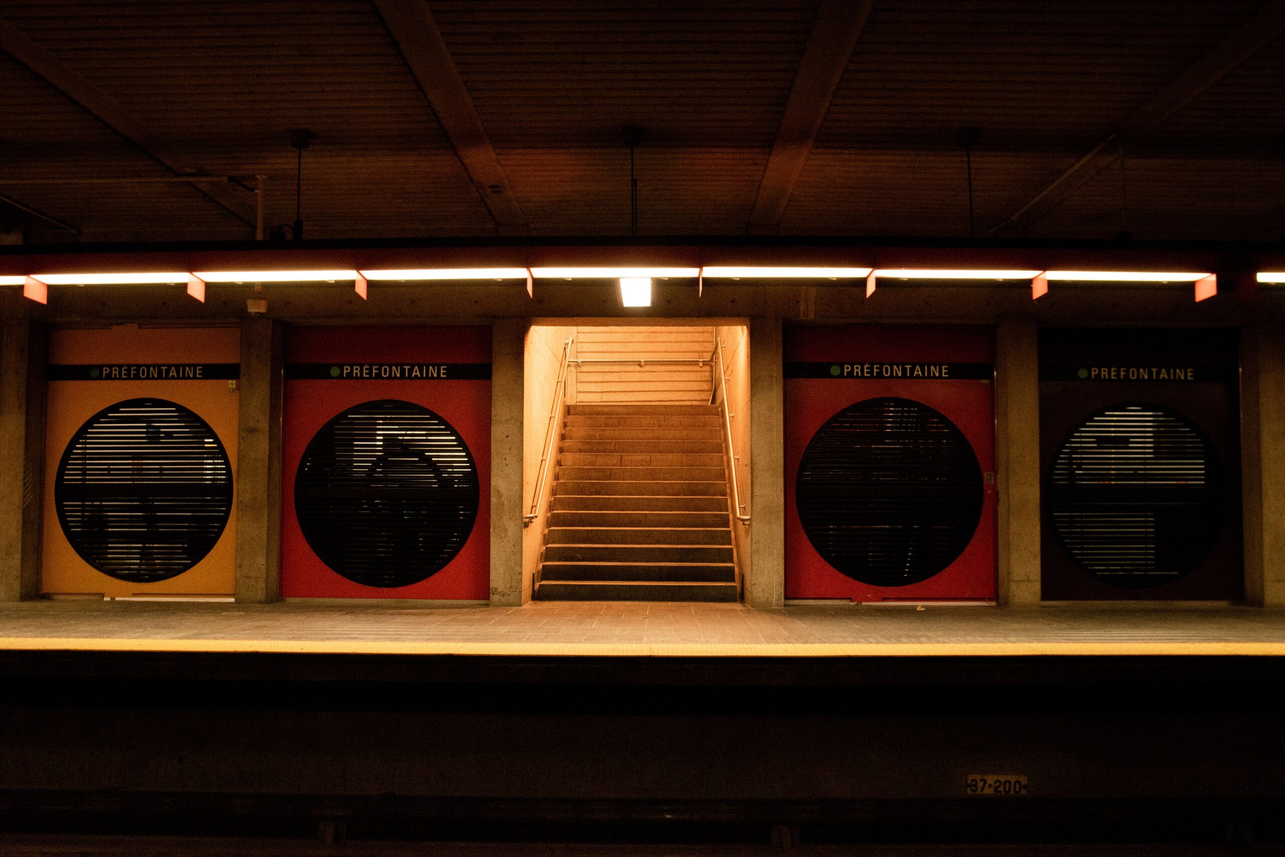 Runde Türen und eine zentrale Treppe prägen die Architektur der Station Préfontaine der U-Bahn Montreal.