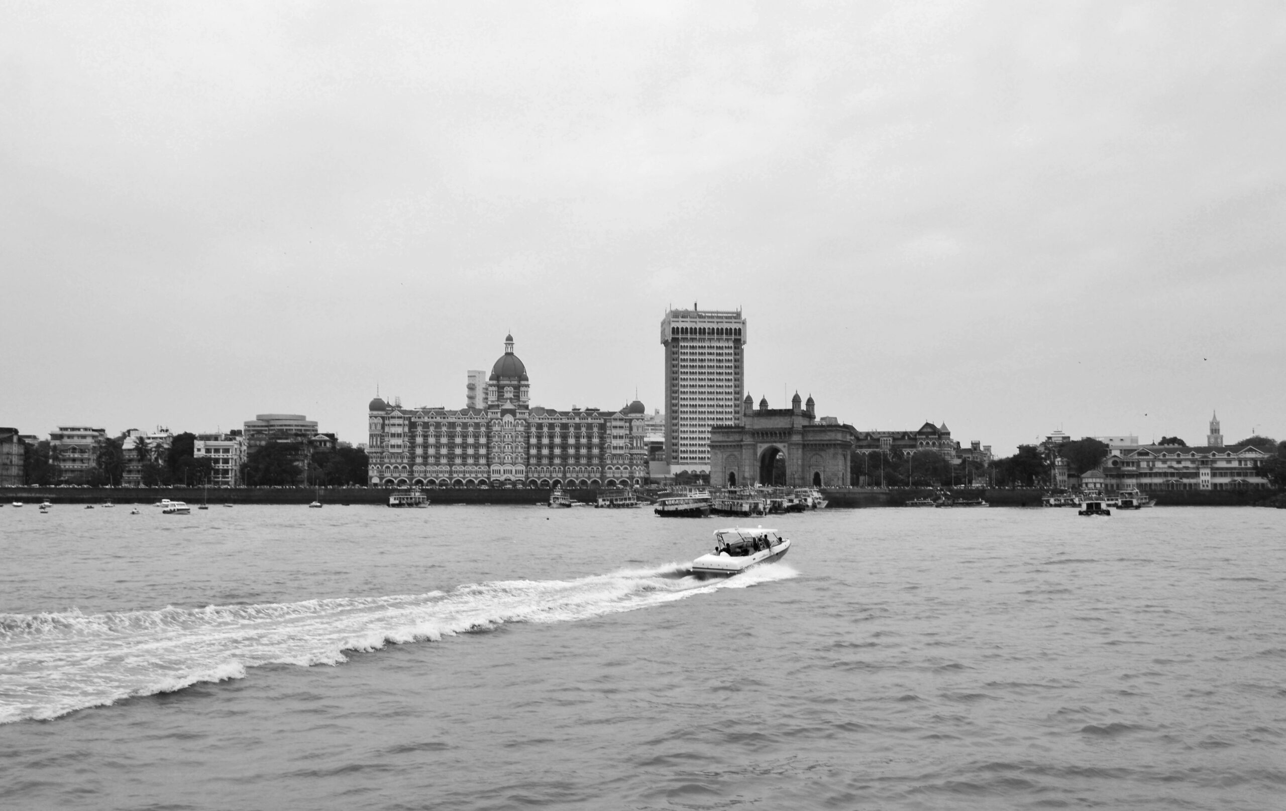 Auf dem Bild sieht man das Gateway of India und die Uferpromenade von Mumbai vom Hafen aus; Linie 3 bis Hutatma Chowk ist die nächstgelegene Metroverbindung.