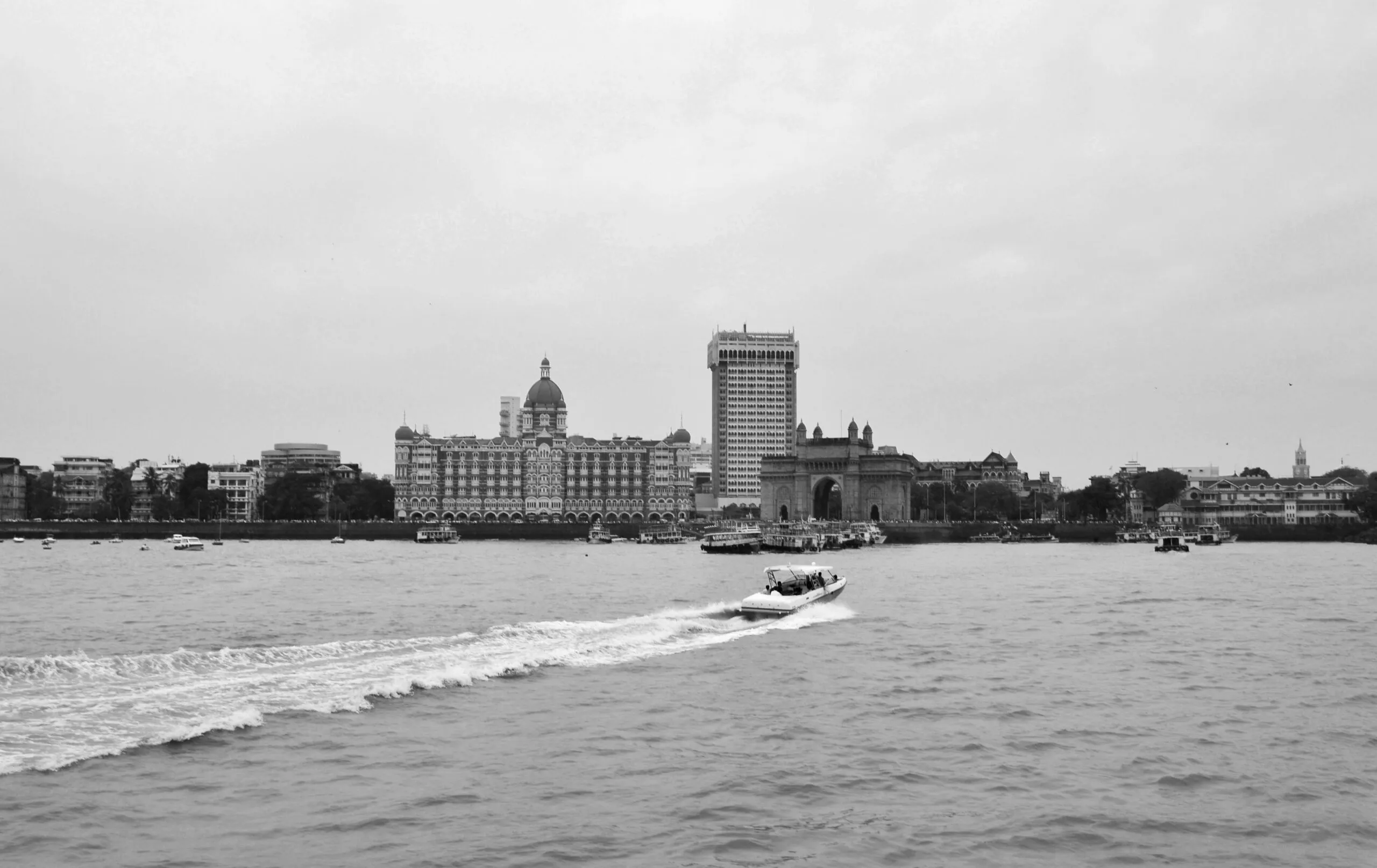 Auf dem Bild sieht man das Gateway of India und die Uferpromenade von Mumbai vom Hafen aus; Linie 3 bis Hutatma Chowk ist die nächstgelegene Metroverbindung.