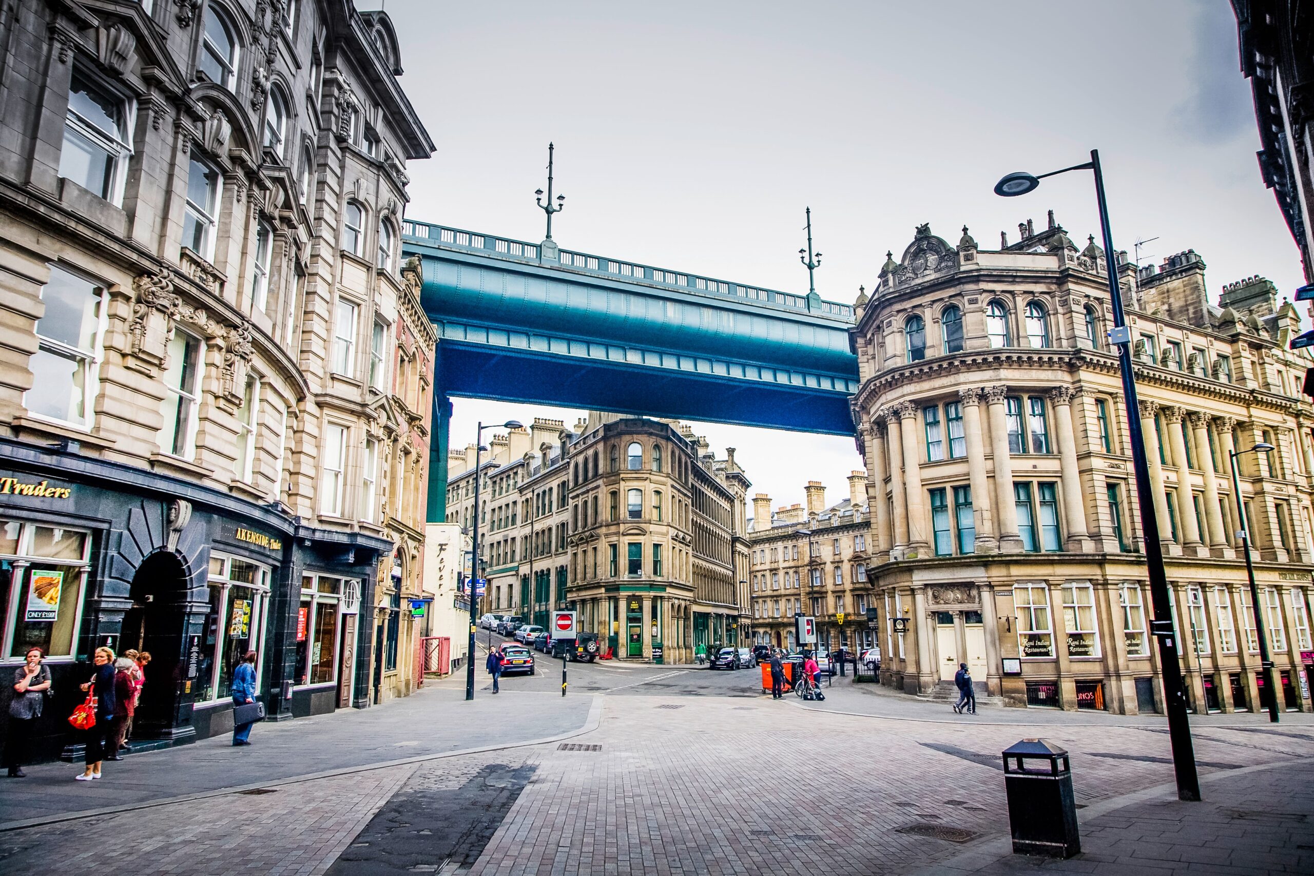 Die High Level Bridge erhebt sich über den historischen Gebäuden von Newcastle.