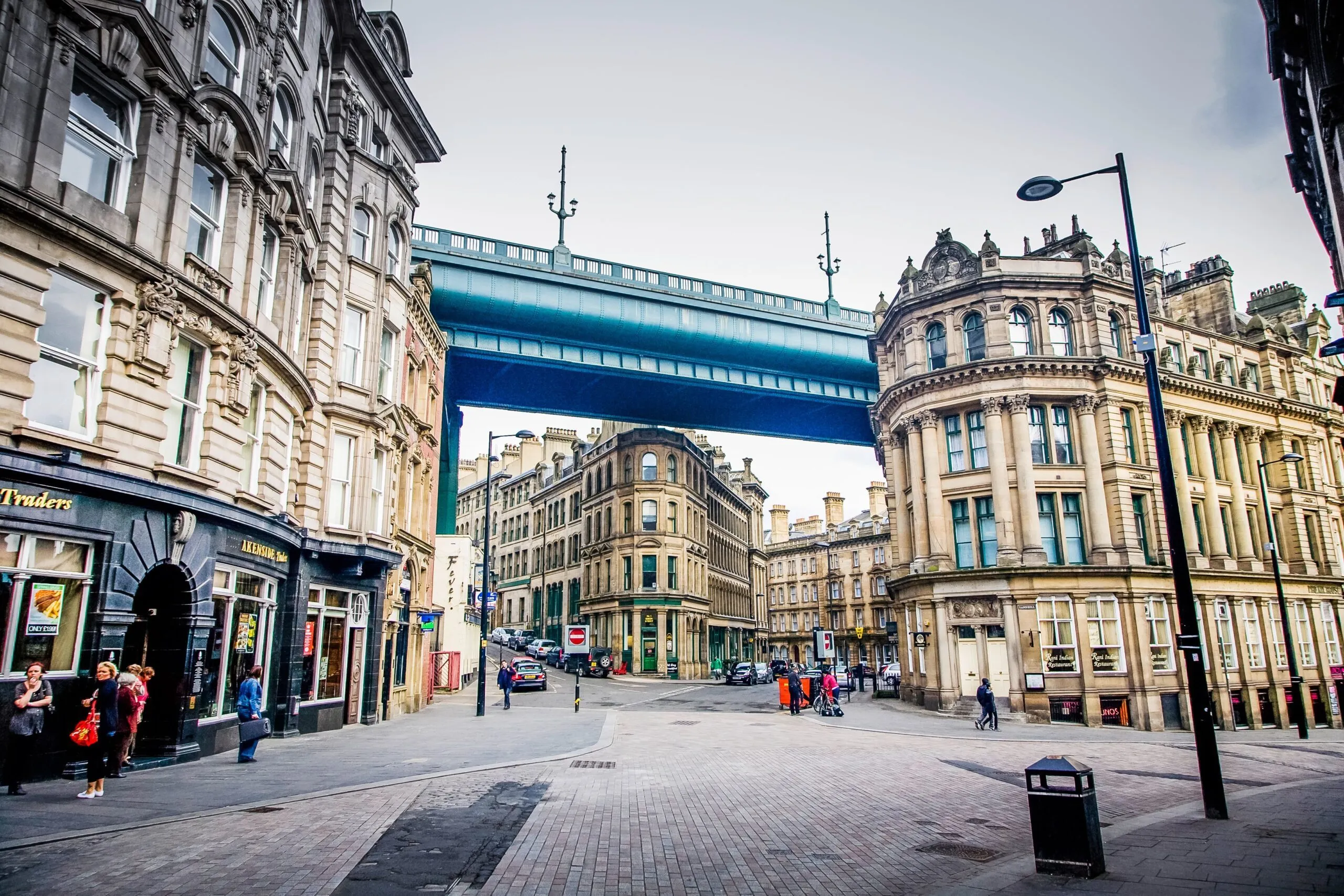 Die High Level Bridge erhebt sich über den historischen Gebäuden von Newcastle.