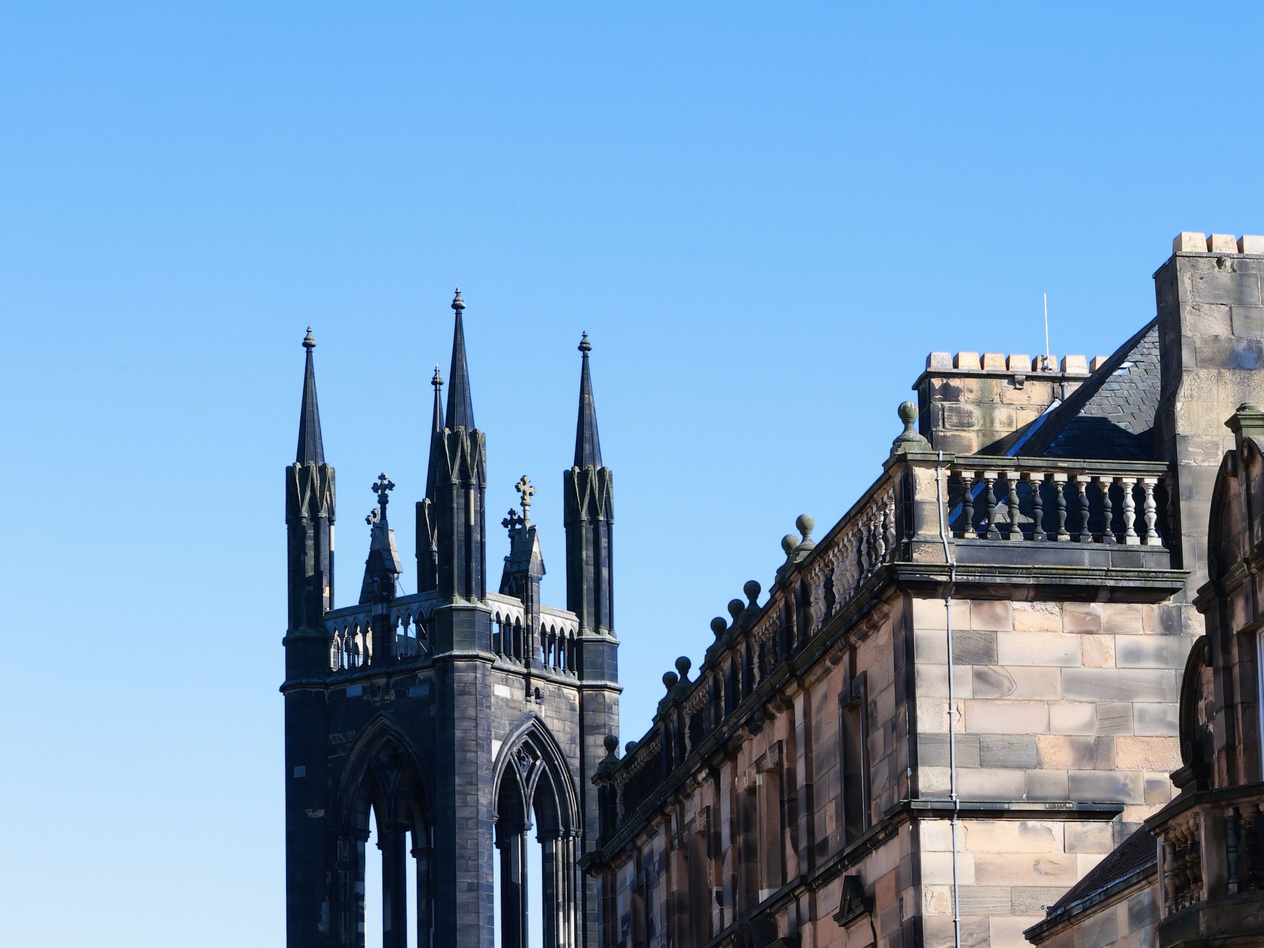 Der gotische Turm der Kathedrale von Newcastle steht nahe der Metrostation Central Station.