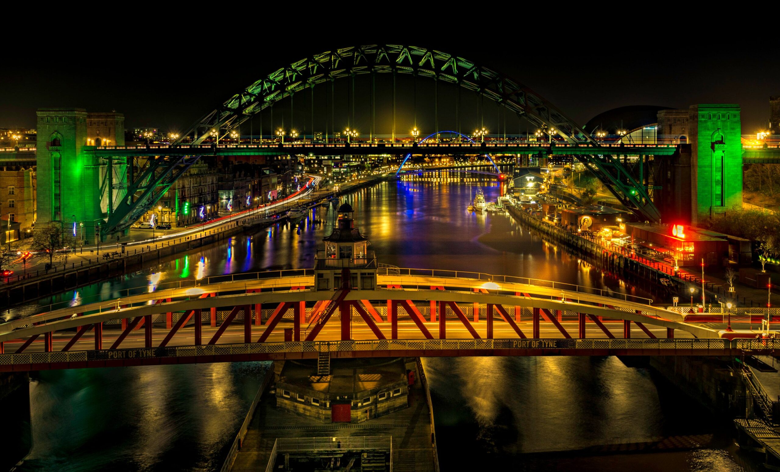 Die beleuchtete Tyne Bridge überspannt nachts den River Tyne an der Newcastle Quayside.