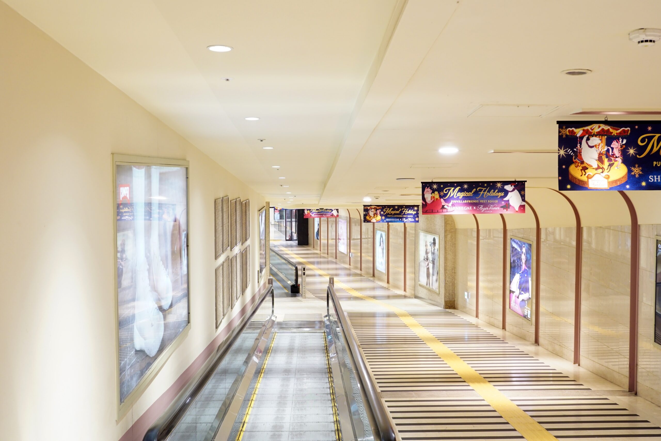 Ein gekachelter Korridor mit Rolltreppe führt durch die Hoehyeon Station der U-Bahn in Seoul auf Linie 4.