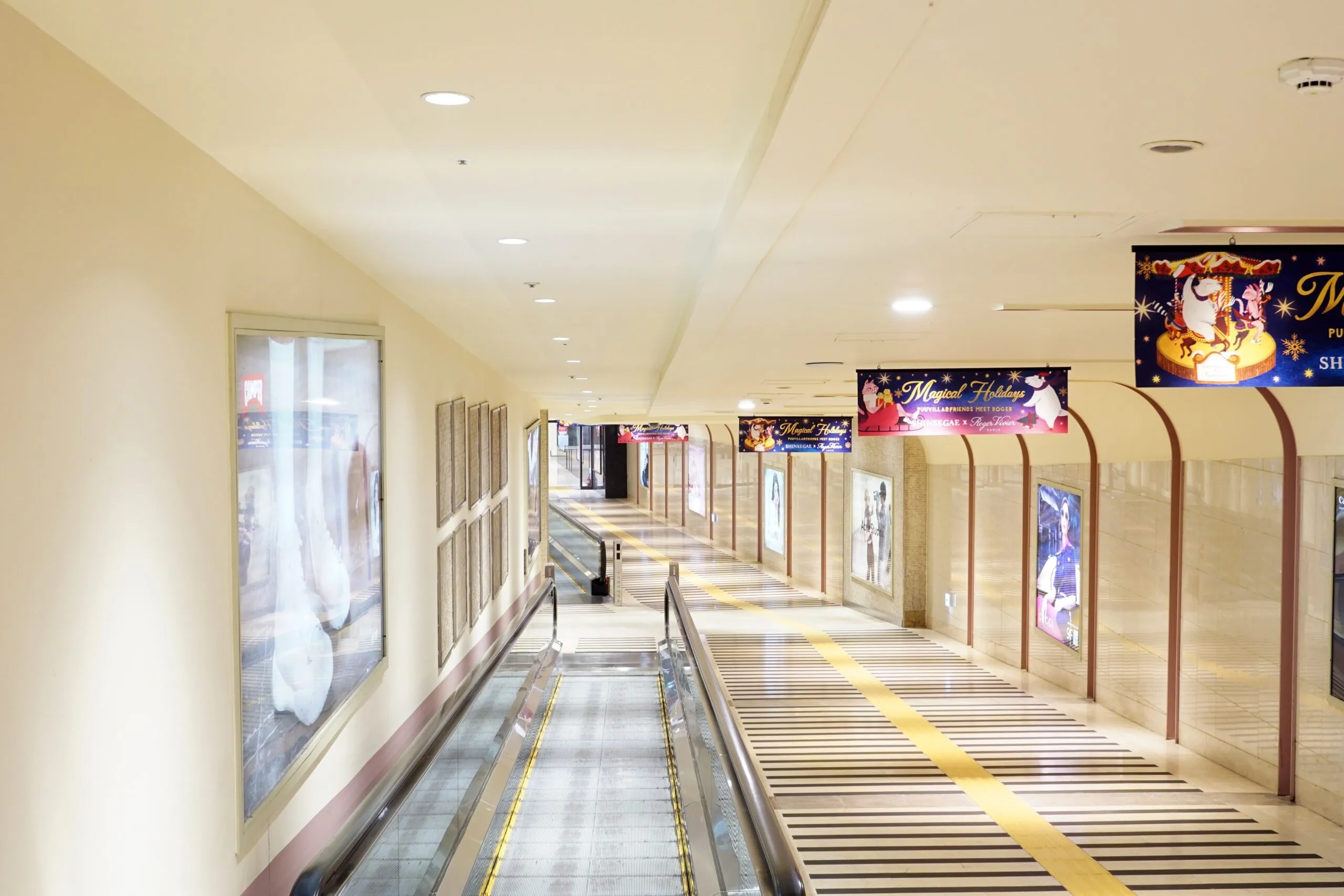 Ein gekachelter Korridor mit Rolltreppe führt durch die Hoehyeon Station der U-Bahn in Seoul auf Linie 4.