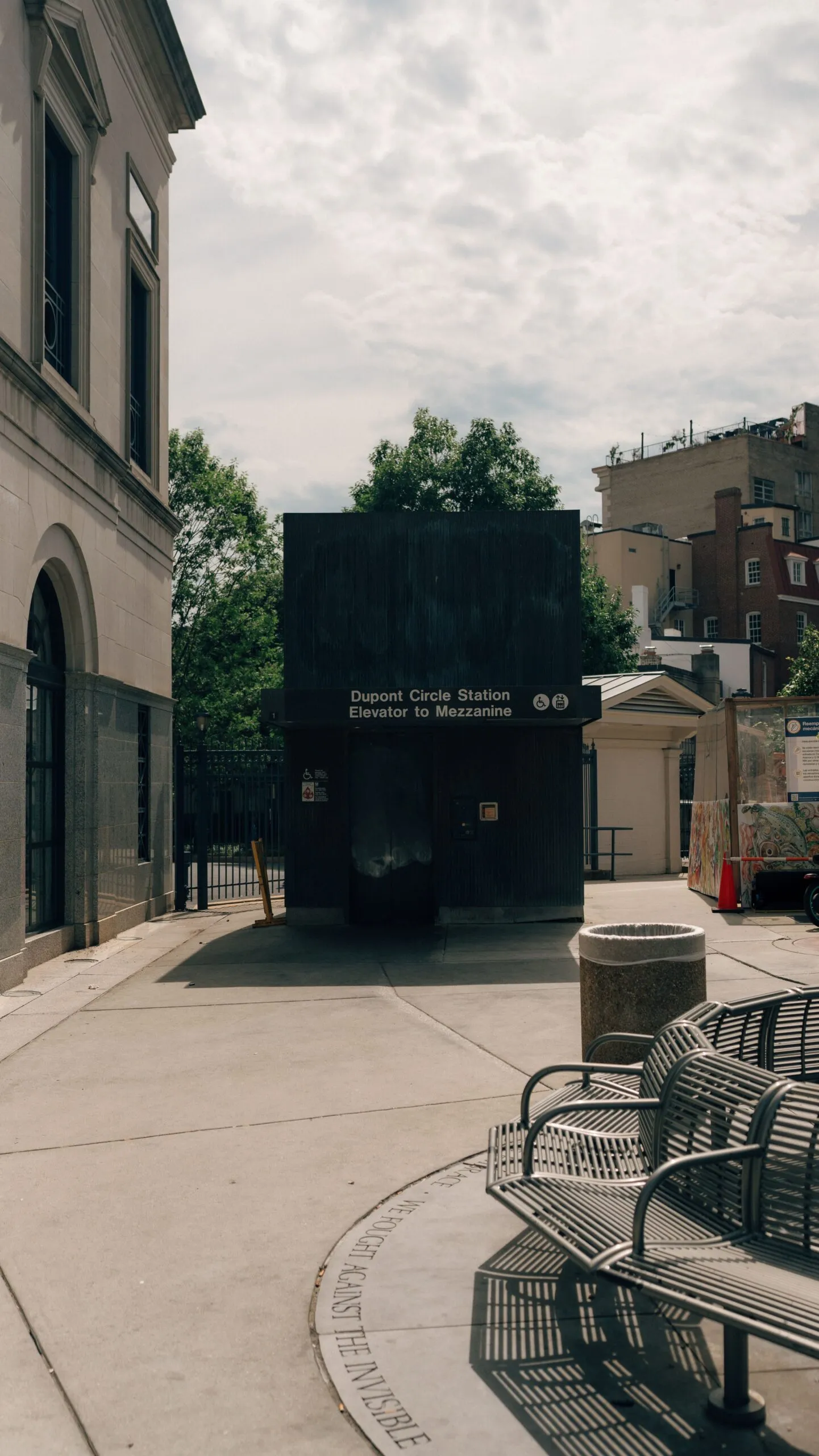 Auf dem Bild sehen Sie den barrierefreien Aufzug der Station Dupont Circle als Zugang zur U-Bahn Washington nahe zentraler Besucherziele.