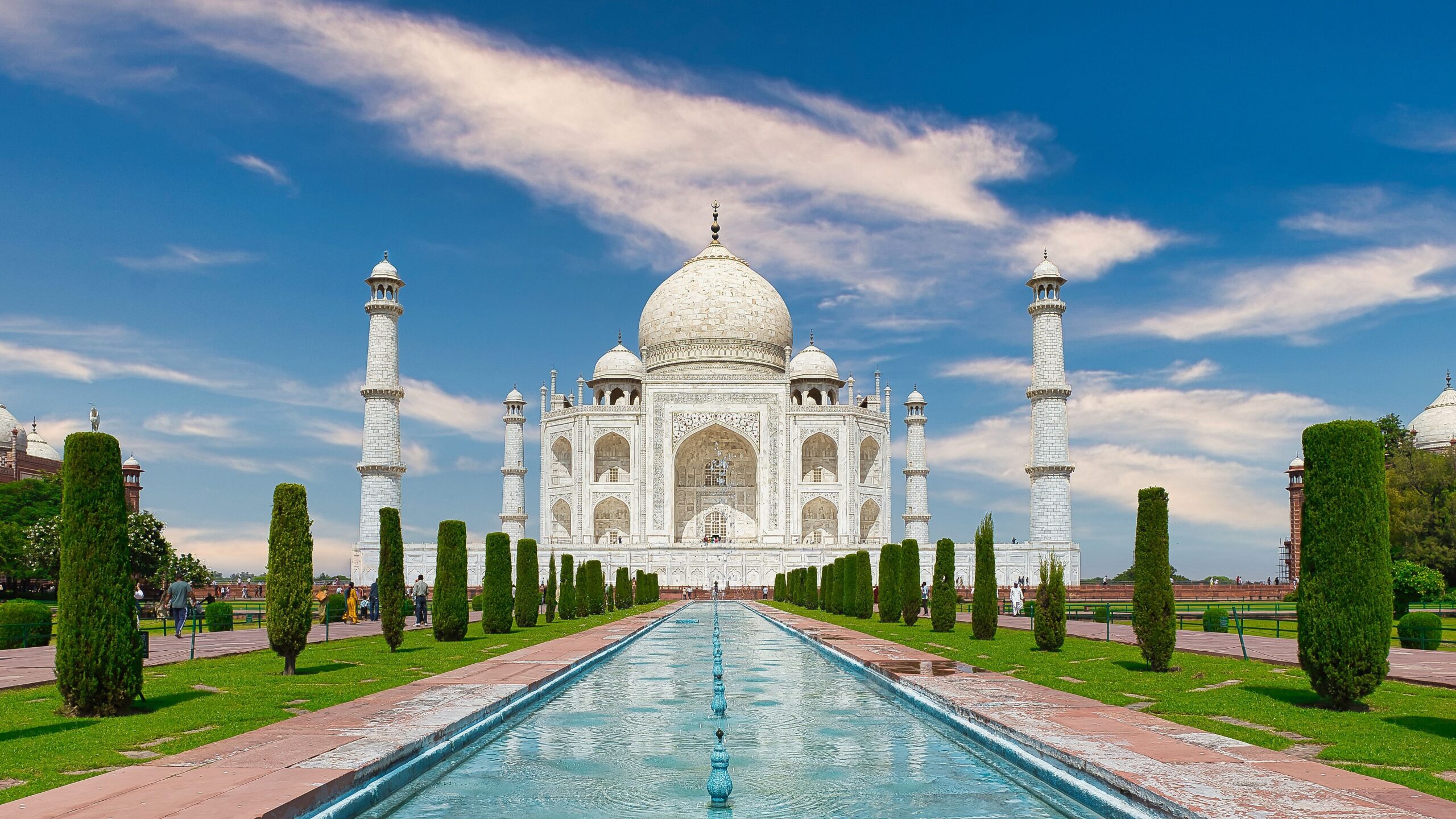 Das Taj Mahal in Agra erhebt sich hinter Garten und Wasserbecken.