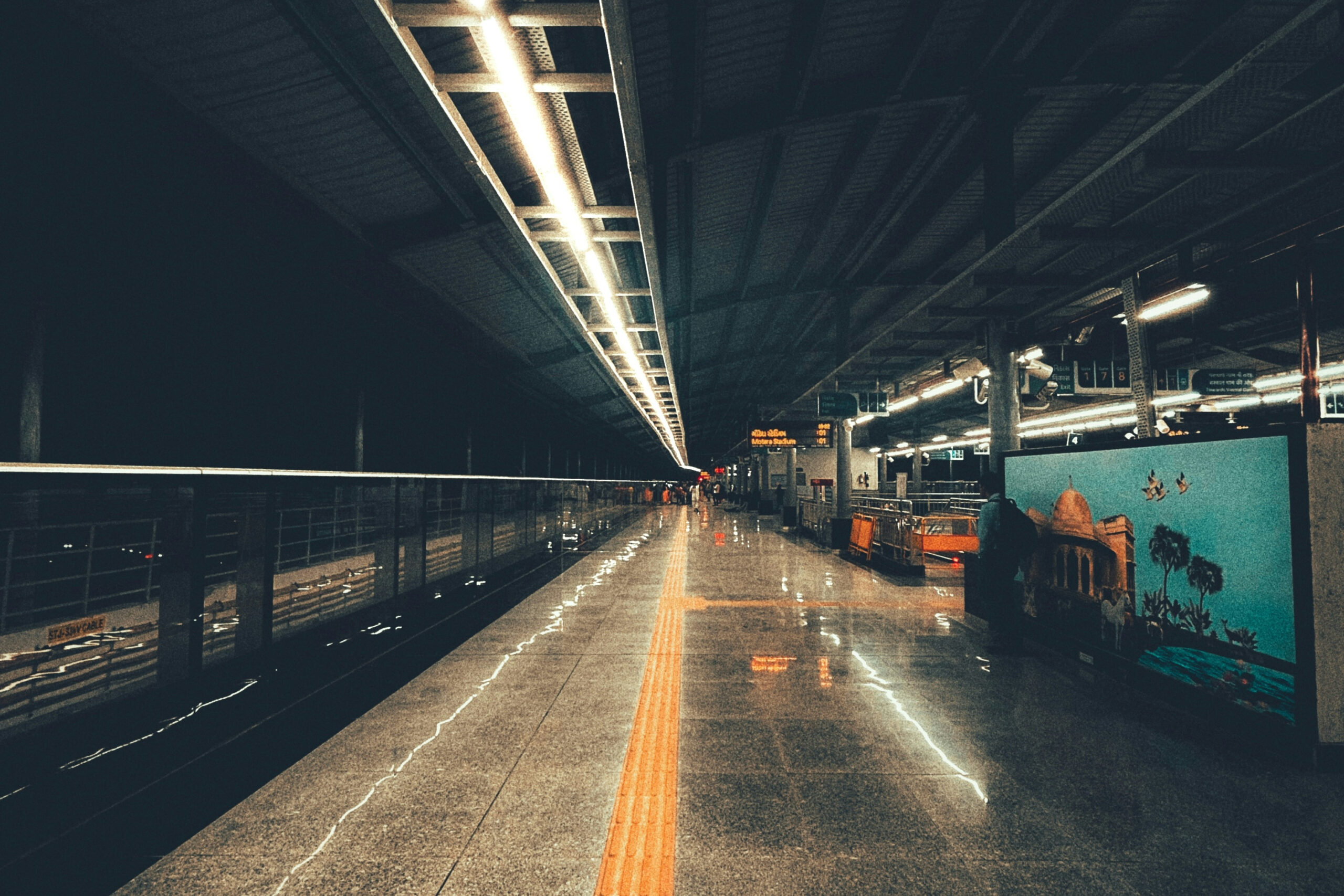 In der APMC Metro Station verläuft ein taktiler Leitweg über den beleuchteten Bahnsteig.