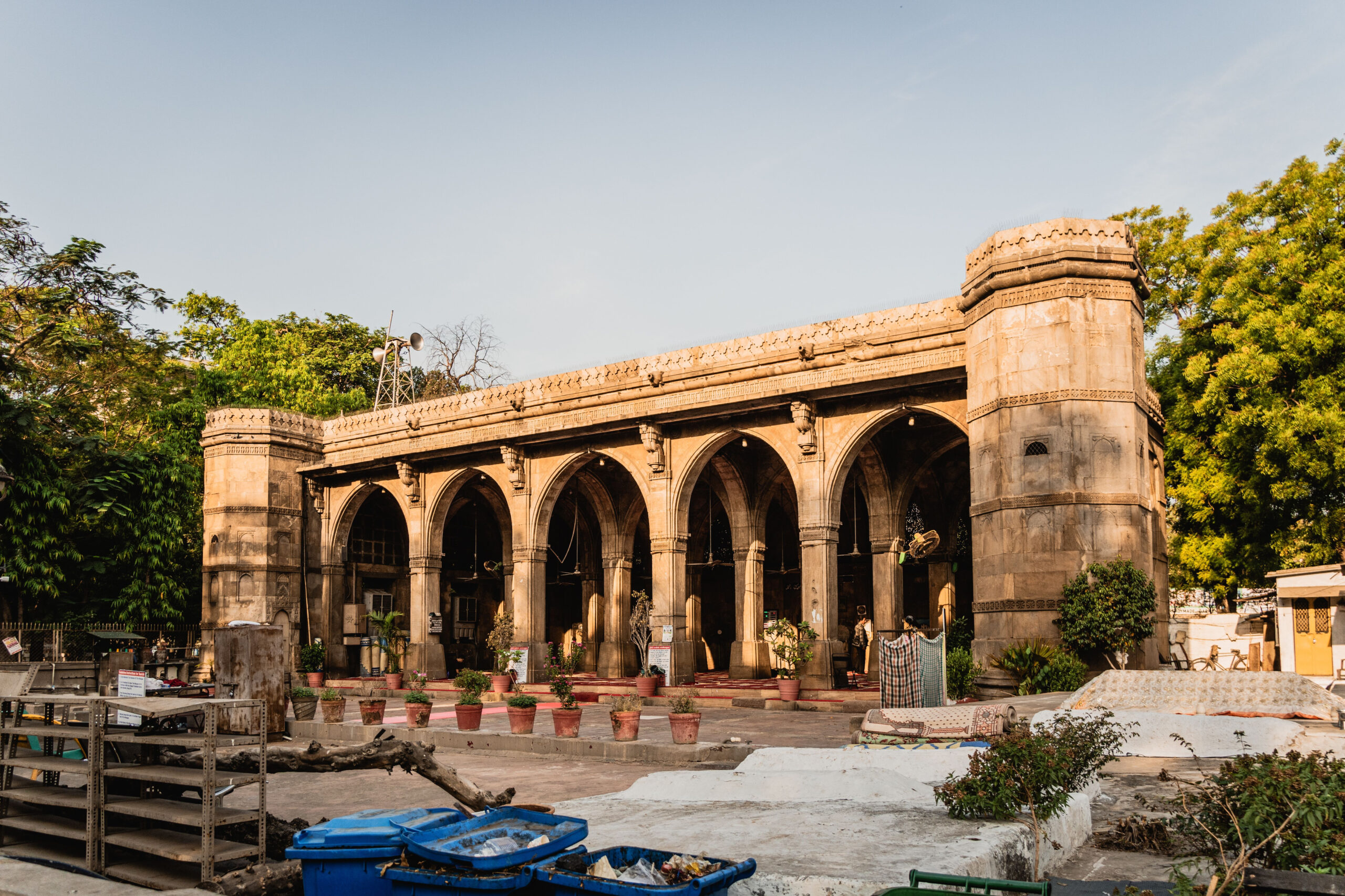 Die steinerne Fassade der Sidi-Saiyyed-Moschee steht in Ahmedabad.