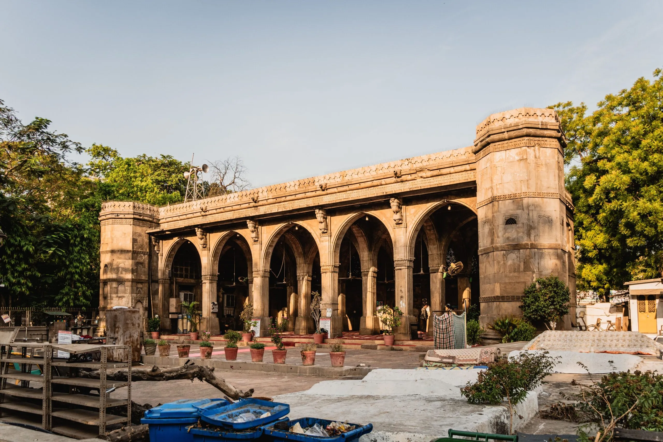 Die steinerne Fassade der Sidi-Saiyyed-Moschee steht in Ahmedabad.