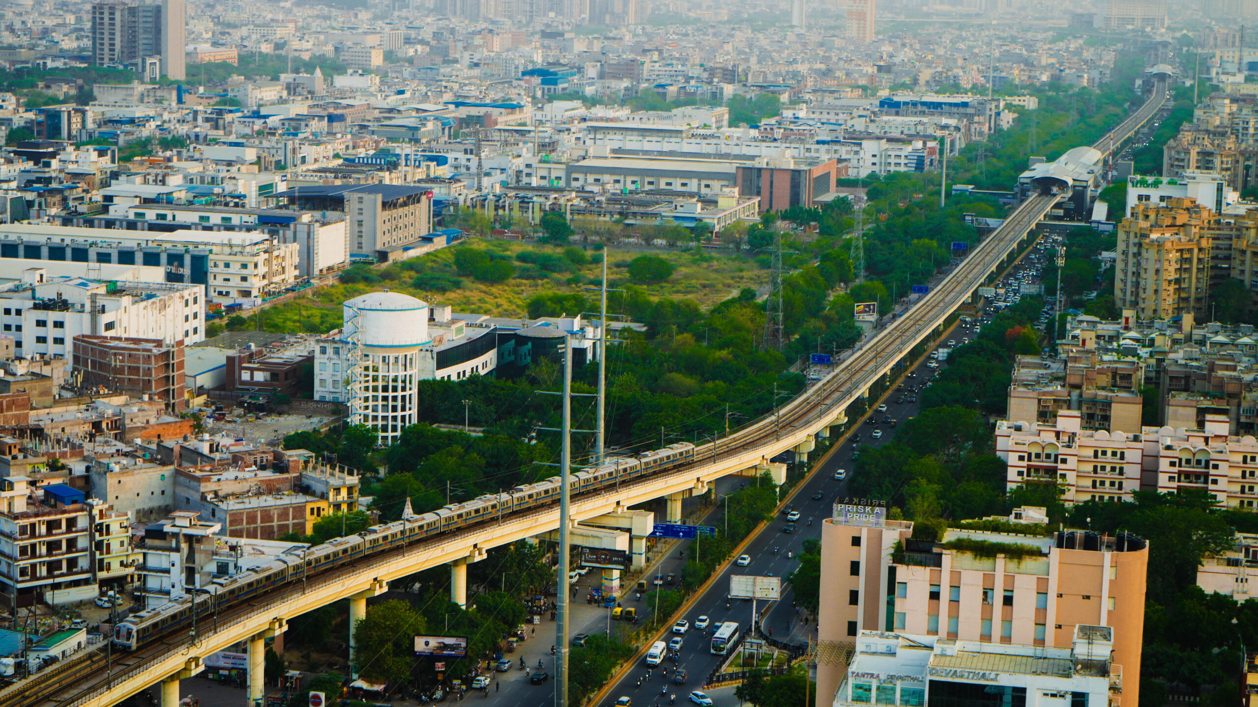 Ein Zug der Metro Ahmedabad fährt auf einem Viadukt durch das Stadtgebiet.