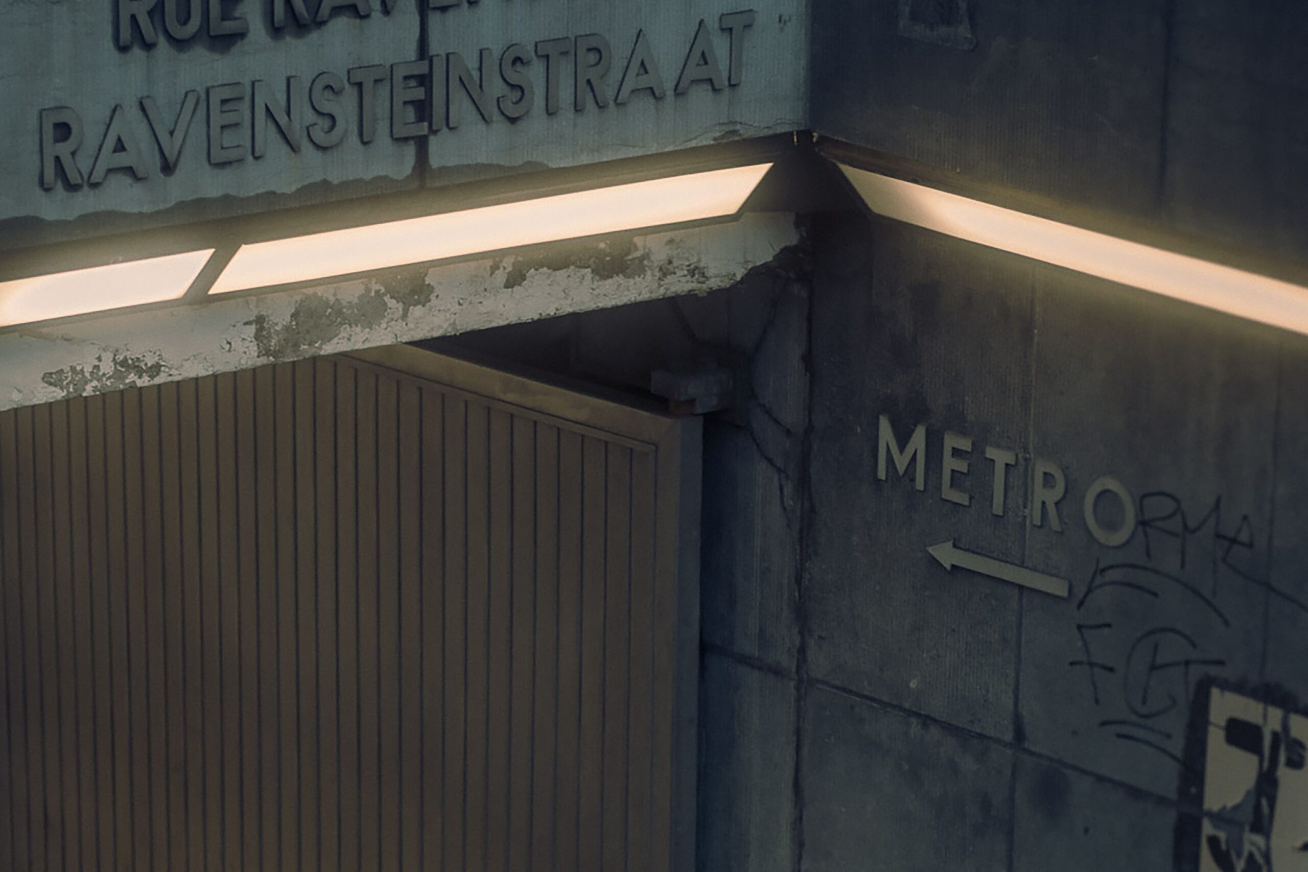 Auf dem Bild ist der zweisprachig beschilderte Metroeingang Ravenstein im Zentrum von Brüssel zu sehen.