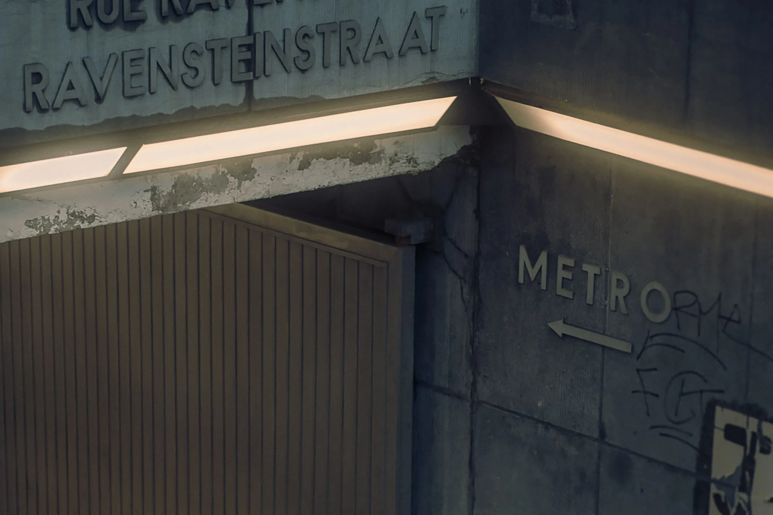 The image shows the bilingual Ravenstein metro entrance in central Brussels.