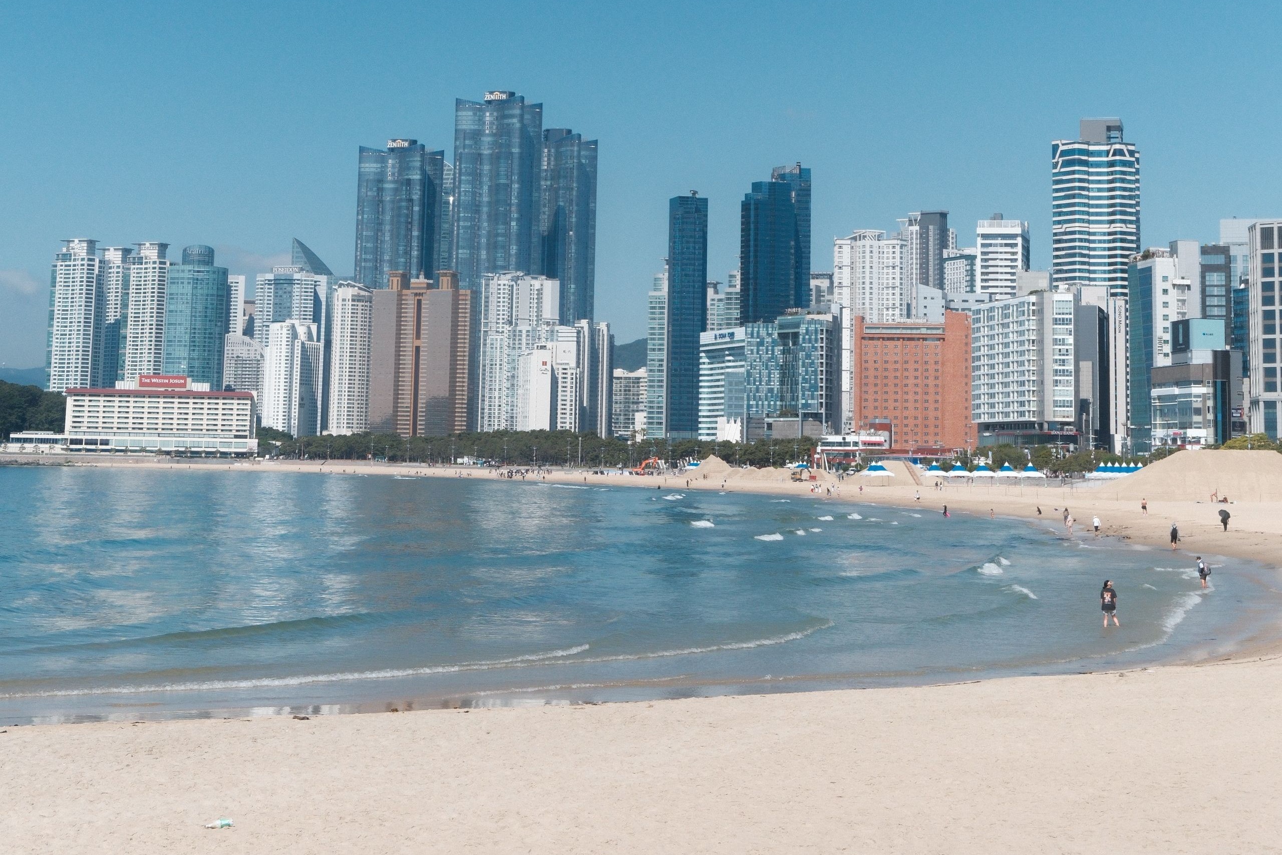 Das Bild zur Metrokarte von Busan zeigt Haeundae Beach und die Skyline im Osten von Busan nahe der Linie 2.