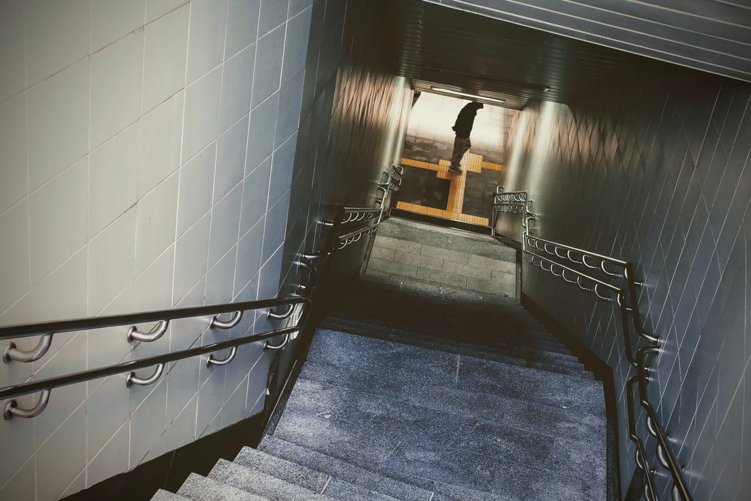 Das Bild zum Metroplan für Busan zeigt eine Treppe hinunter zu einer Metrostation in Gamjeon-dong.