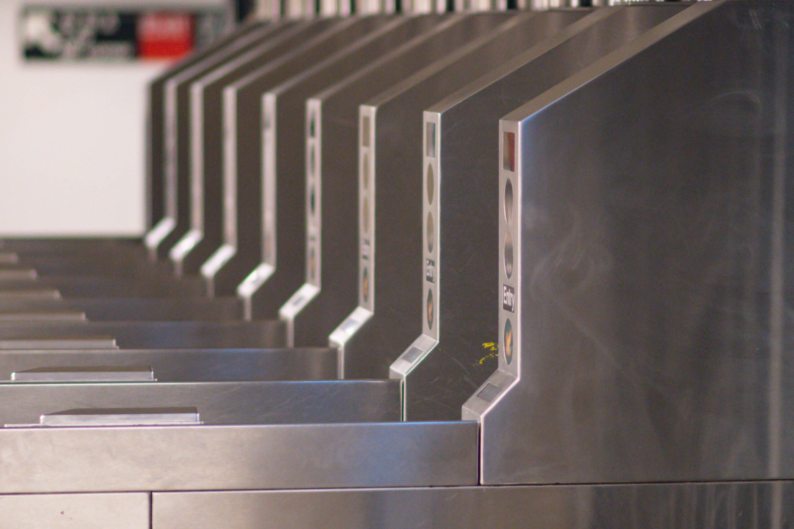 Edelstahlfarbene Stationssperren mit Kartenlesern markieren den Ein- und Ausgang einer Metrostation.