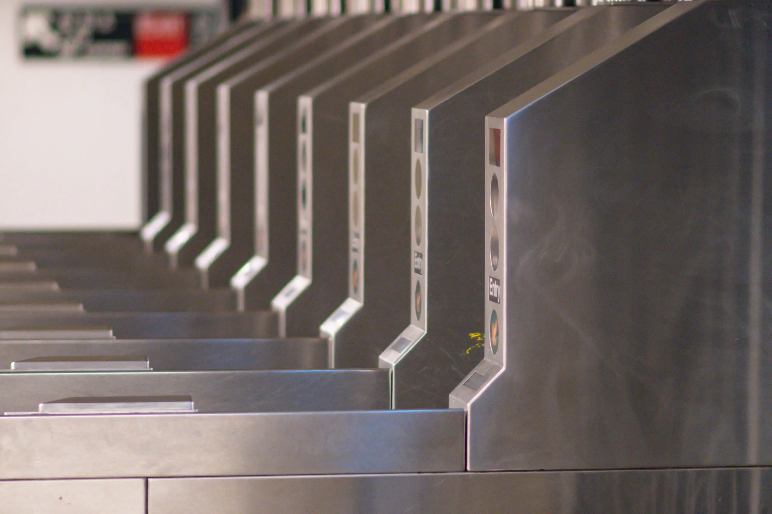 Edelstahlfarbene Stationssperren mit Kartenlesern markieren den Ein- und Ausgang einer Metrostation.