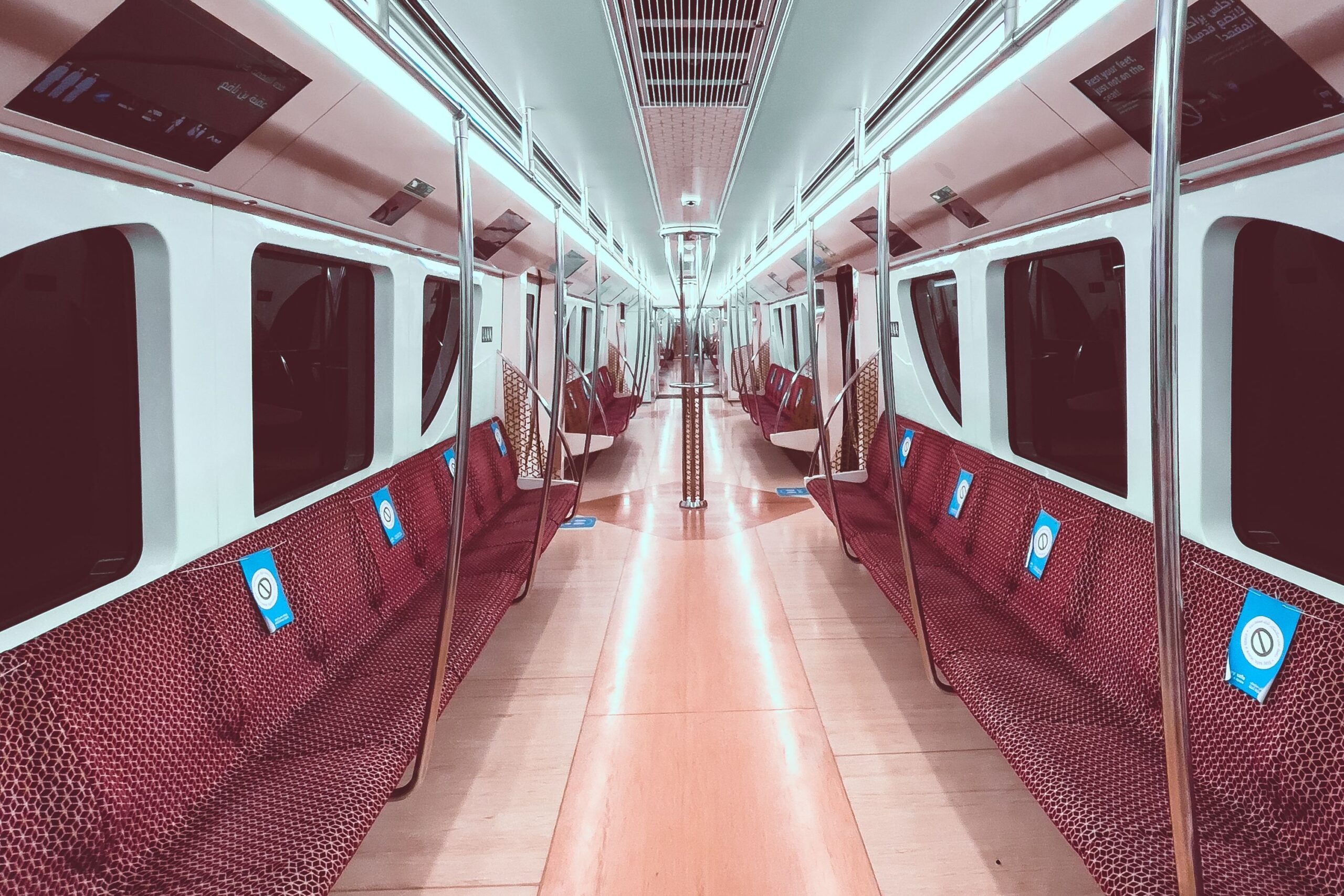 Der gemusterte Innenraum eines leeren Zuges der Metro Doha ist zu sehen.