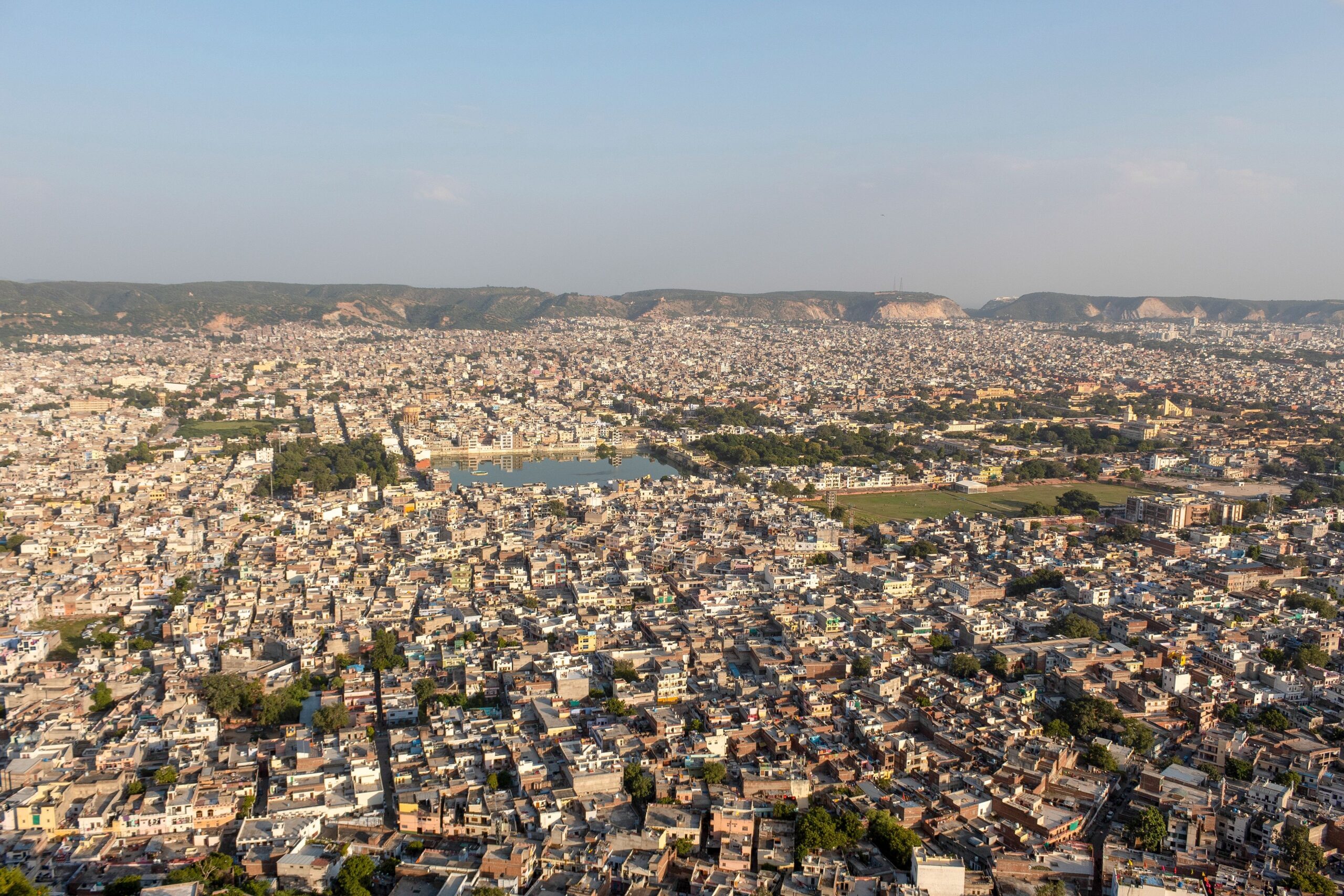 Auf dem Bild sieht man das Stadtgebiet von Jaipur, durch das künftig weitere Metrostrecken führen sollen.