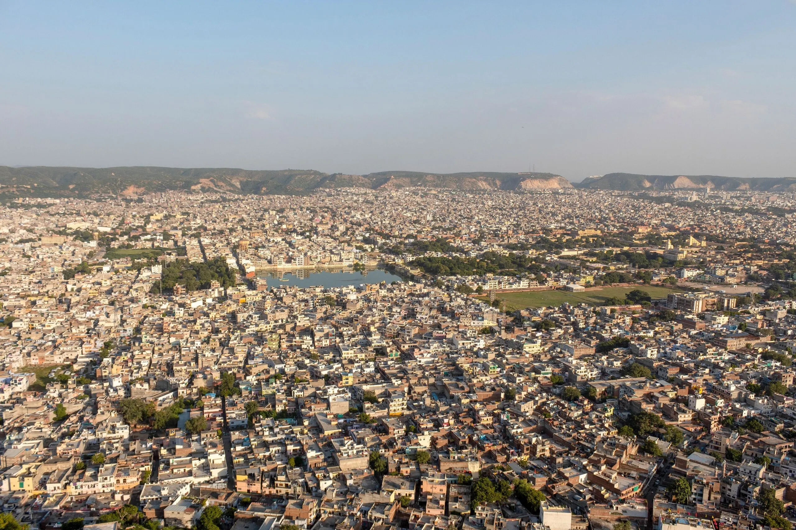 Auf dem Bild sieht man das Stadtgebiet von Jaipur, durch das künftig weitere Metrostrecken führen sollen.