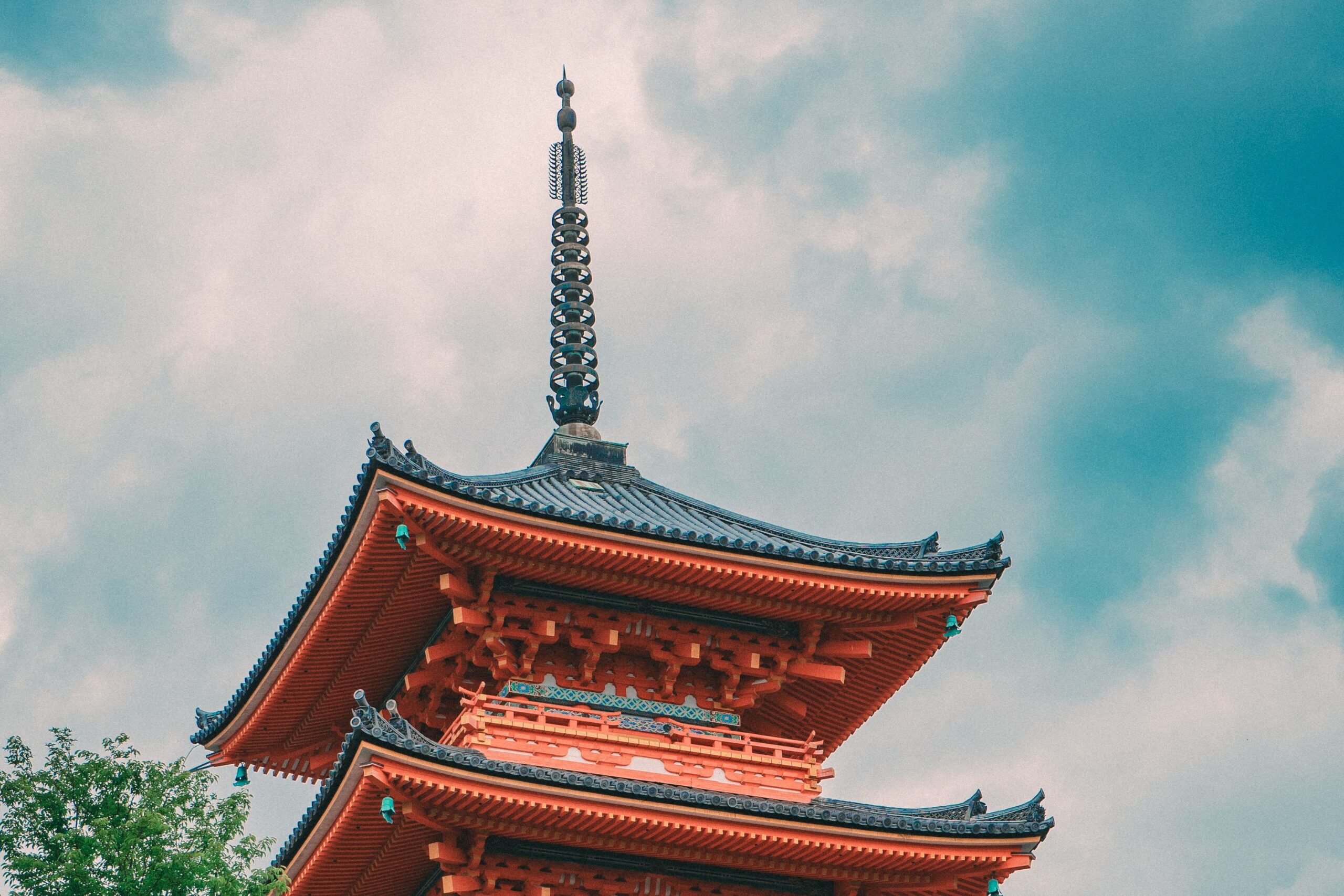 Die dreistöckige Pagode des Kiyomizu-dera ragt in Kyoto zwischen den Bäumen auf.