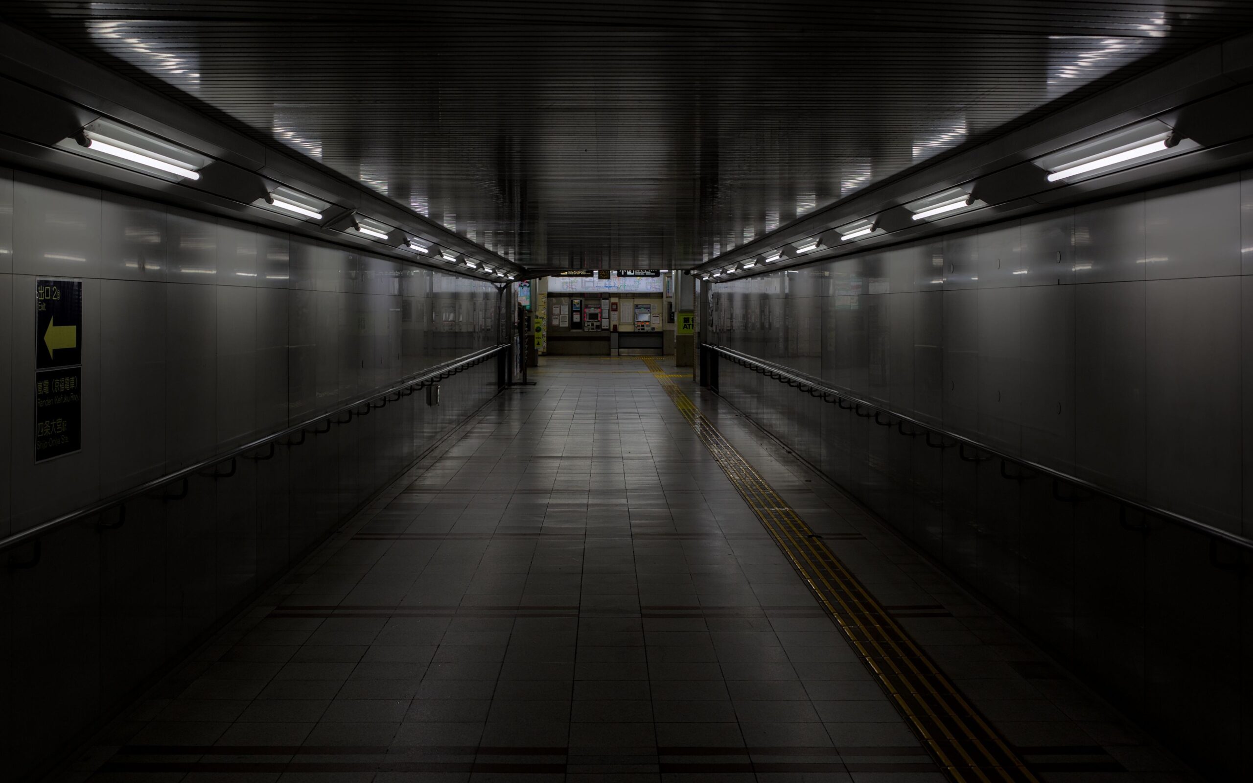 Ein unterirdischer Fußgängertunnel führt zur Station Shijo-Omiya im Zentrum von Kyoto.