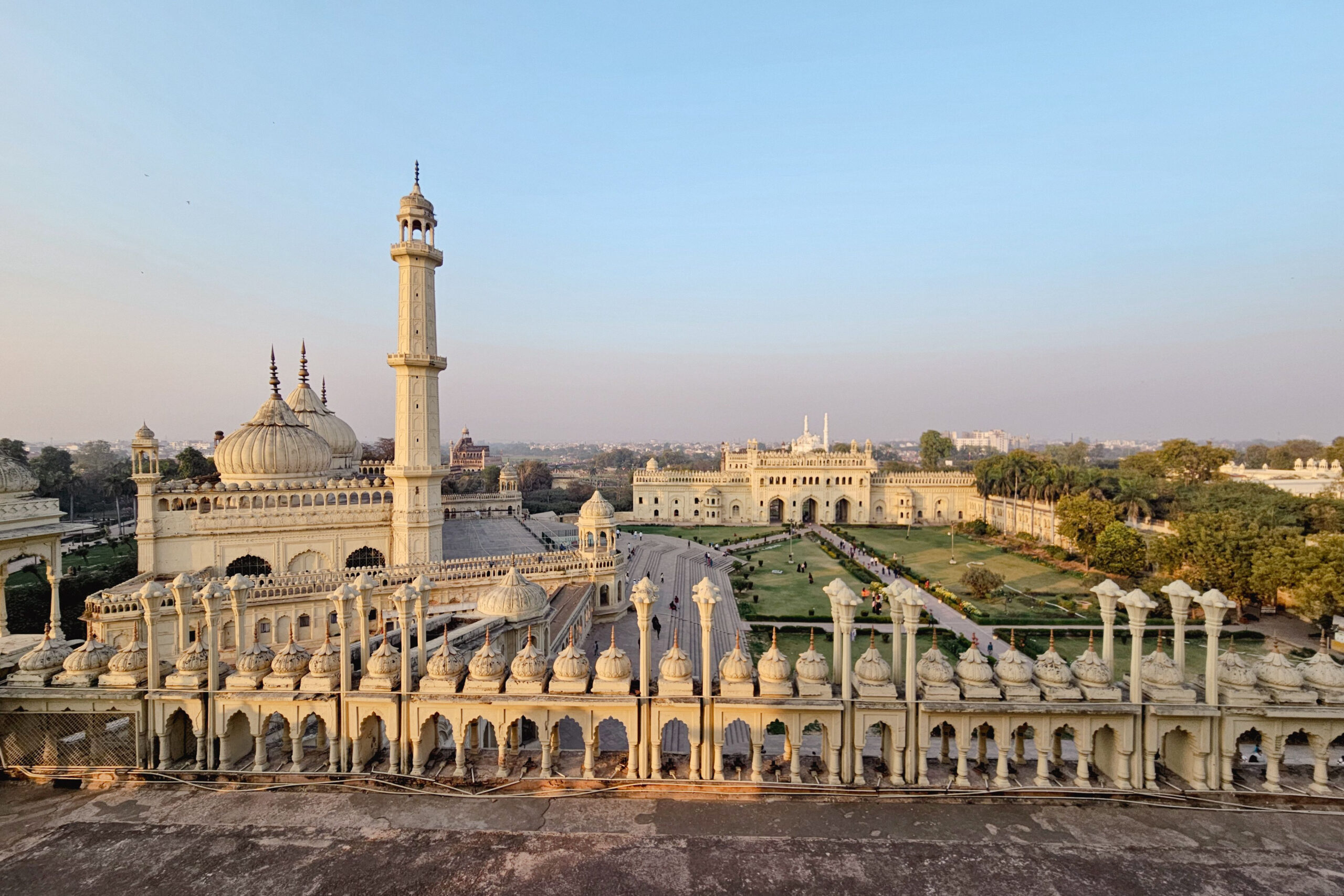 Bara Imambara und die umgebenden Gärten in Lucknow sind aus erhöhter Perspektive zu sehen.