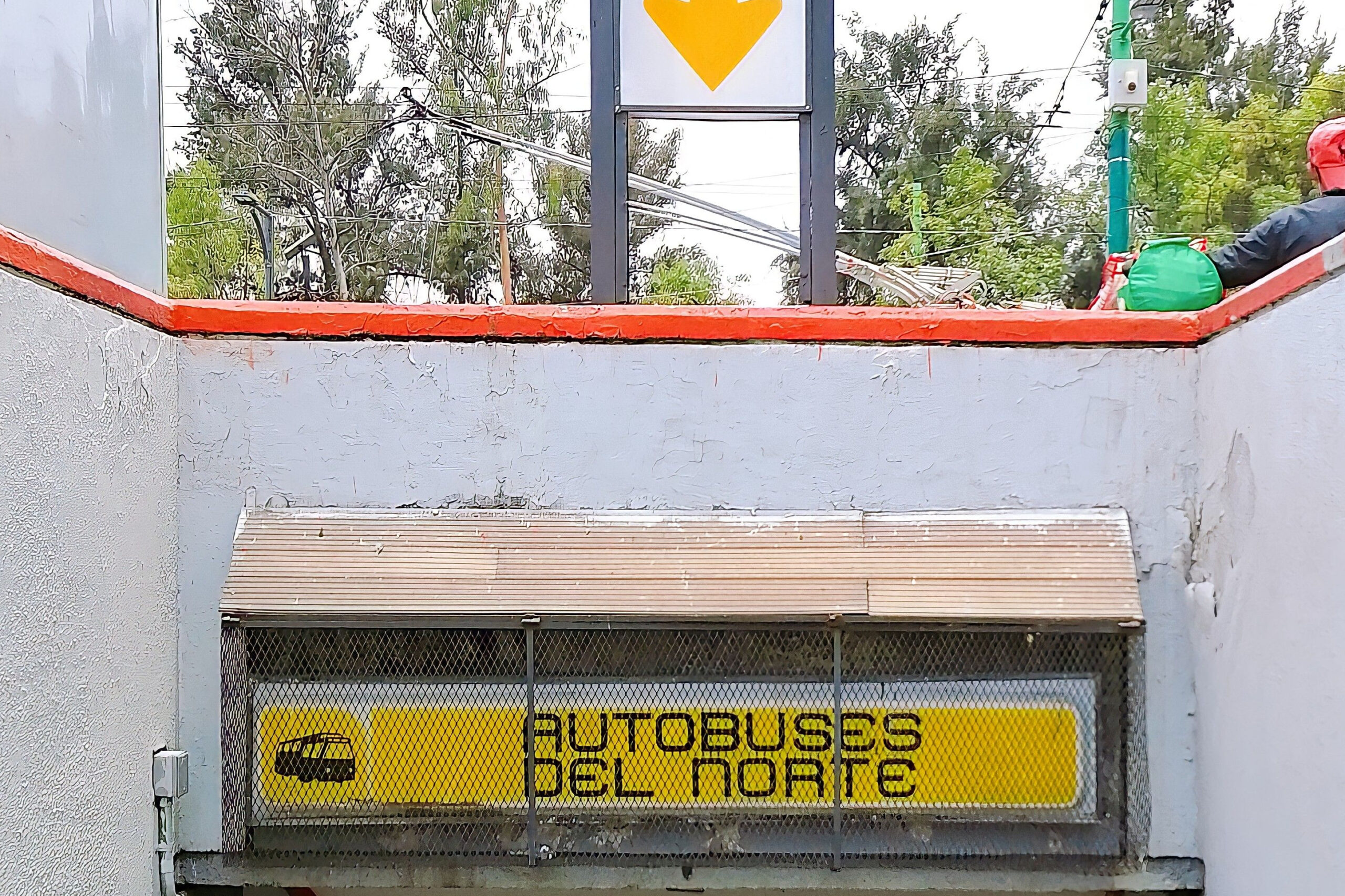 Das Bild zeigt den gekennzeichneten Eingang zur Metrostation Autobuses del Norte in Mexiko-Stadt.