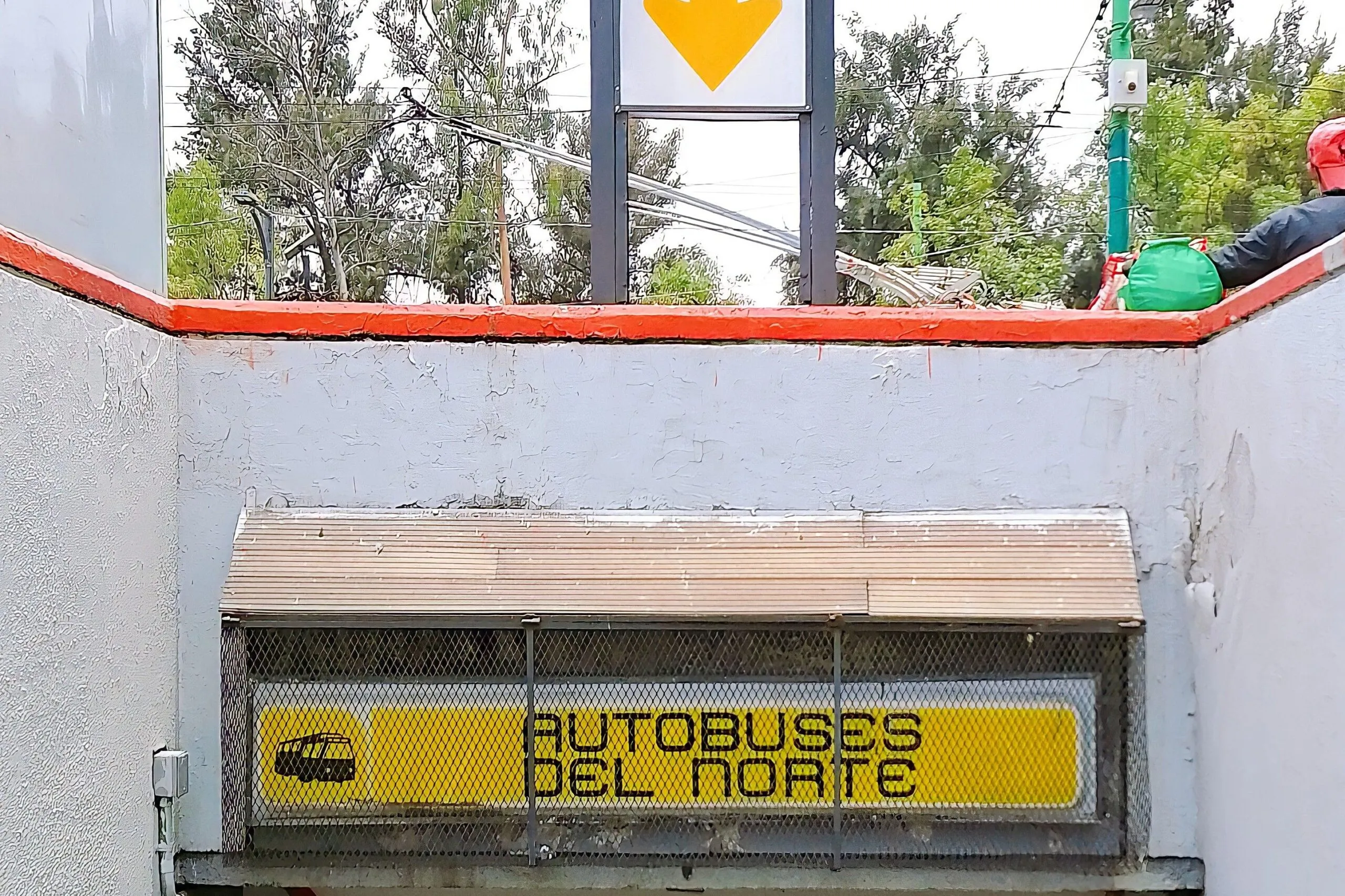 Das Bild zeigt den gekennzeichneten Eingang zur Metrostation Autobuses del Norte in Mexiko-Stadt.