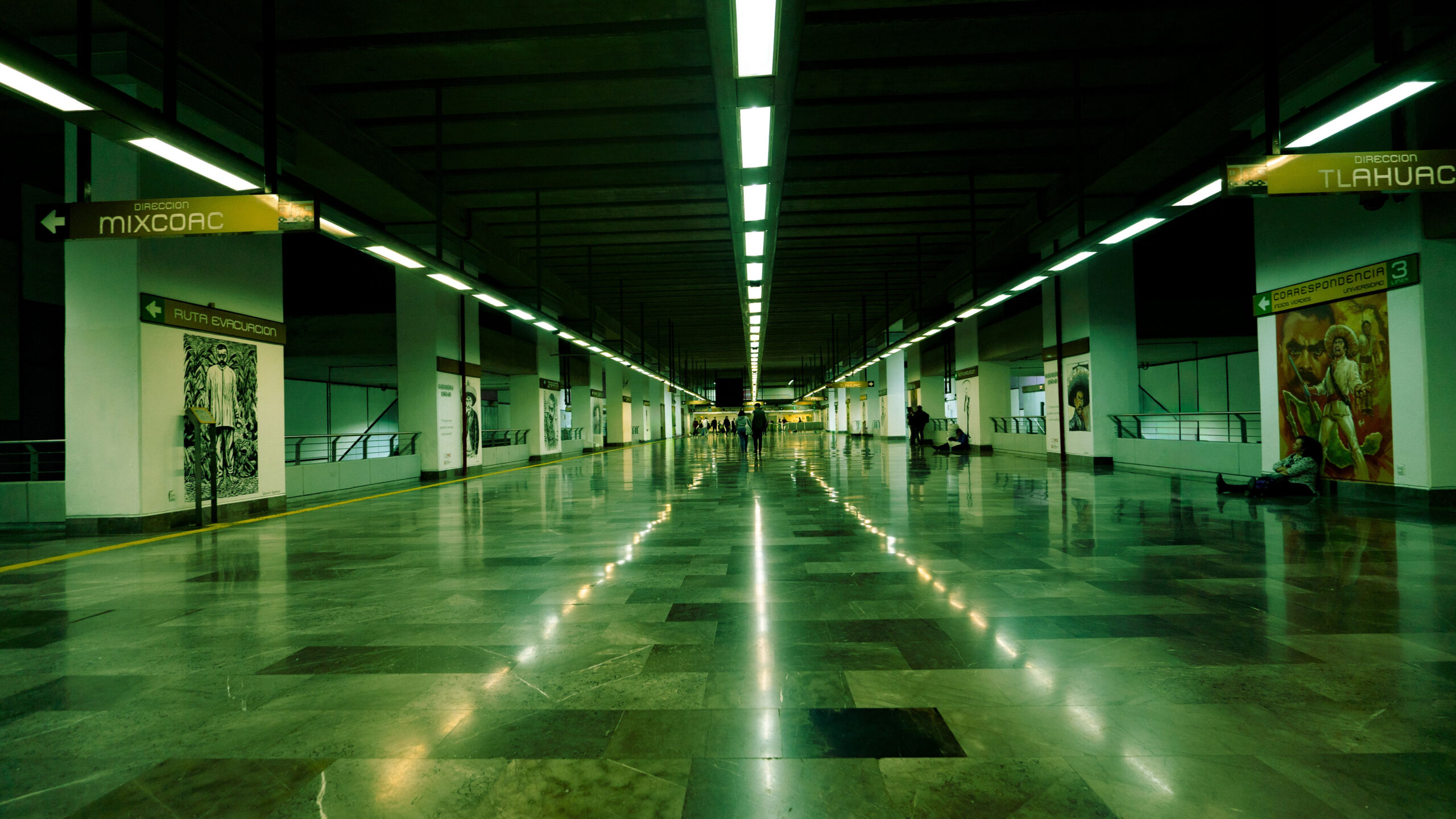 Das Bild zeigt eine Stationshalle der Linie 12 mit Wegweisern nach Mixcoac und Tláhuac.
