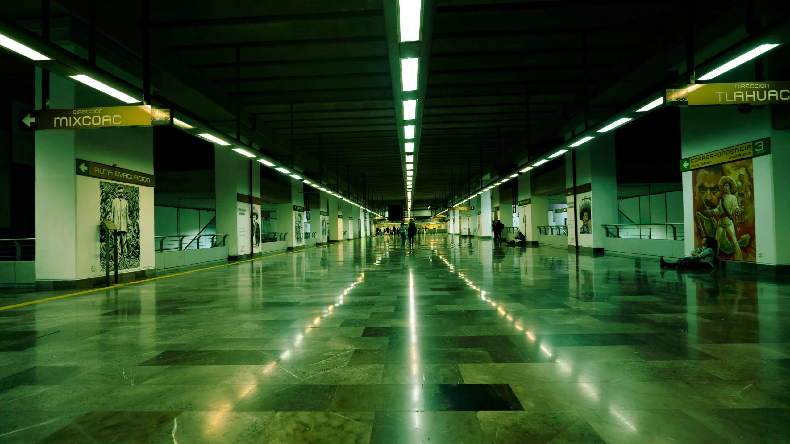 Das Bild zeigt eine Stationshalle der Linie 12 mit Wegweisern nach Mixcoac und Tláhuac.