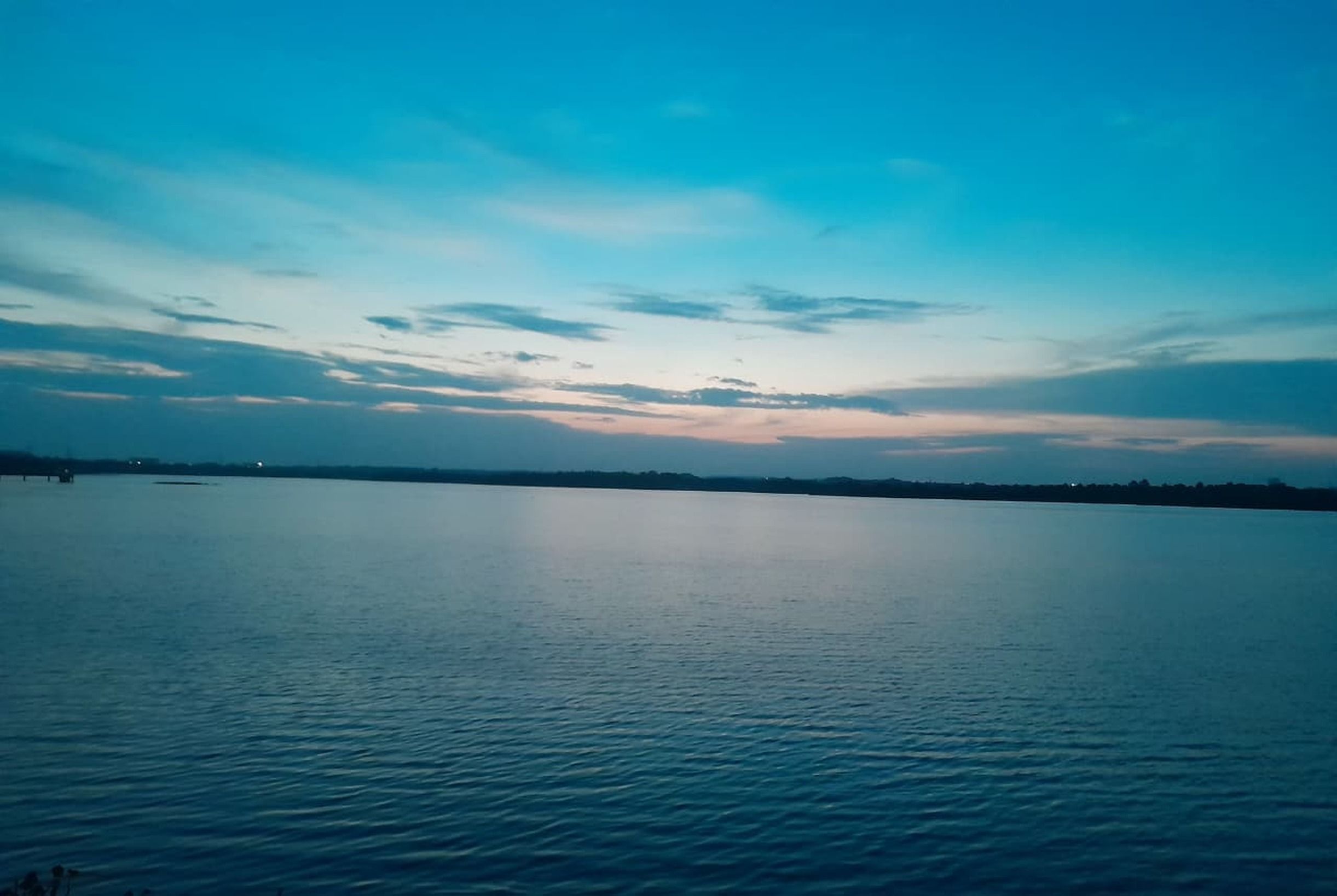Ruhiges Wasser und Abendhimmel prägen den Ambazari-See in Nagpur.