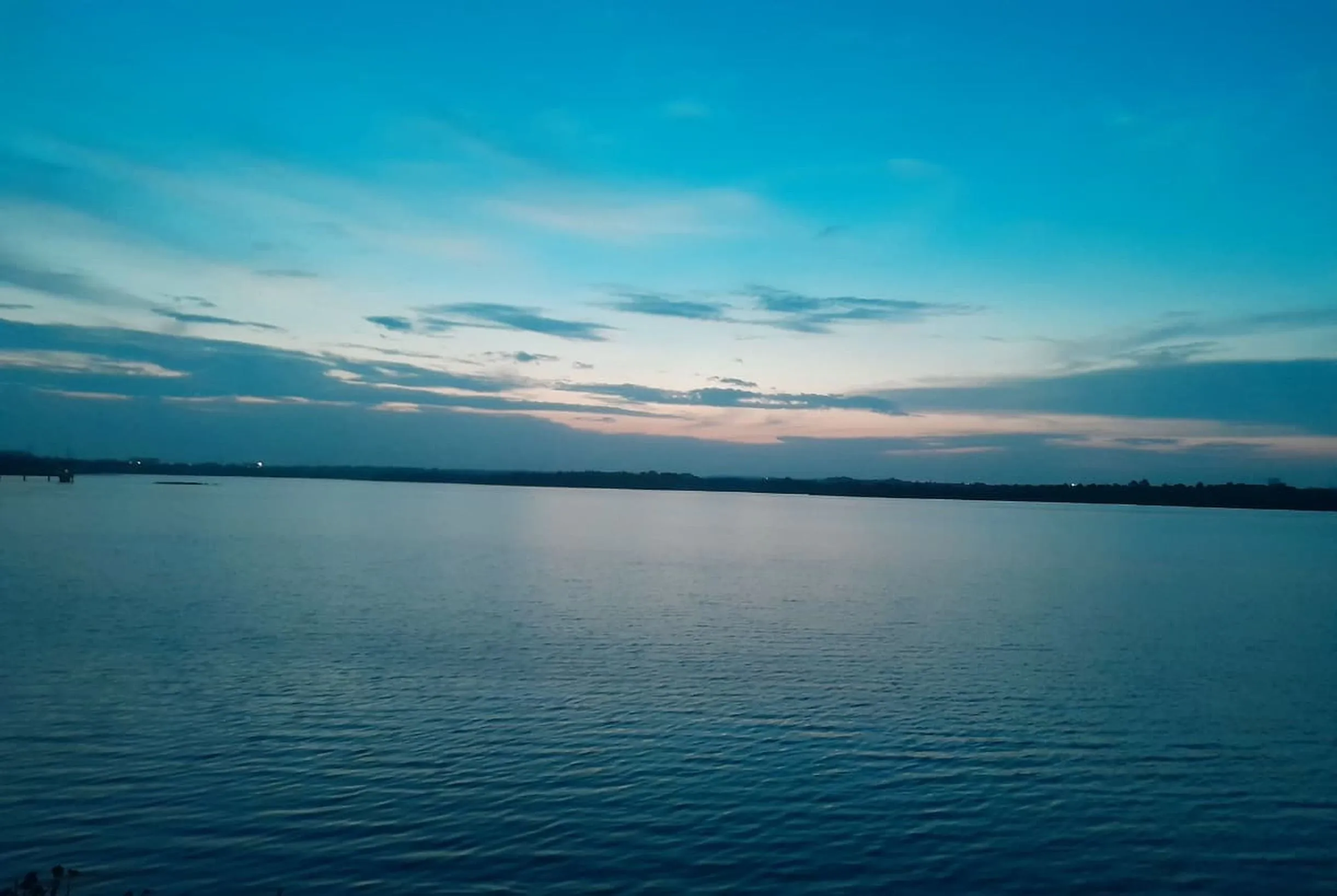 Ruhiges Wasser und Abendhimmel prägen den Ambazari-See in Nagpur.